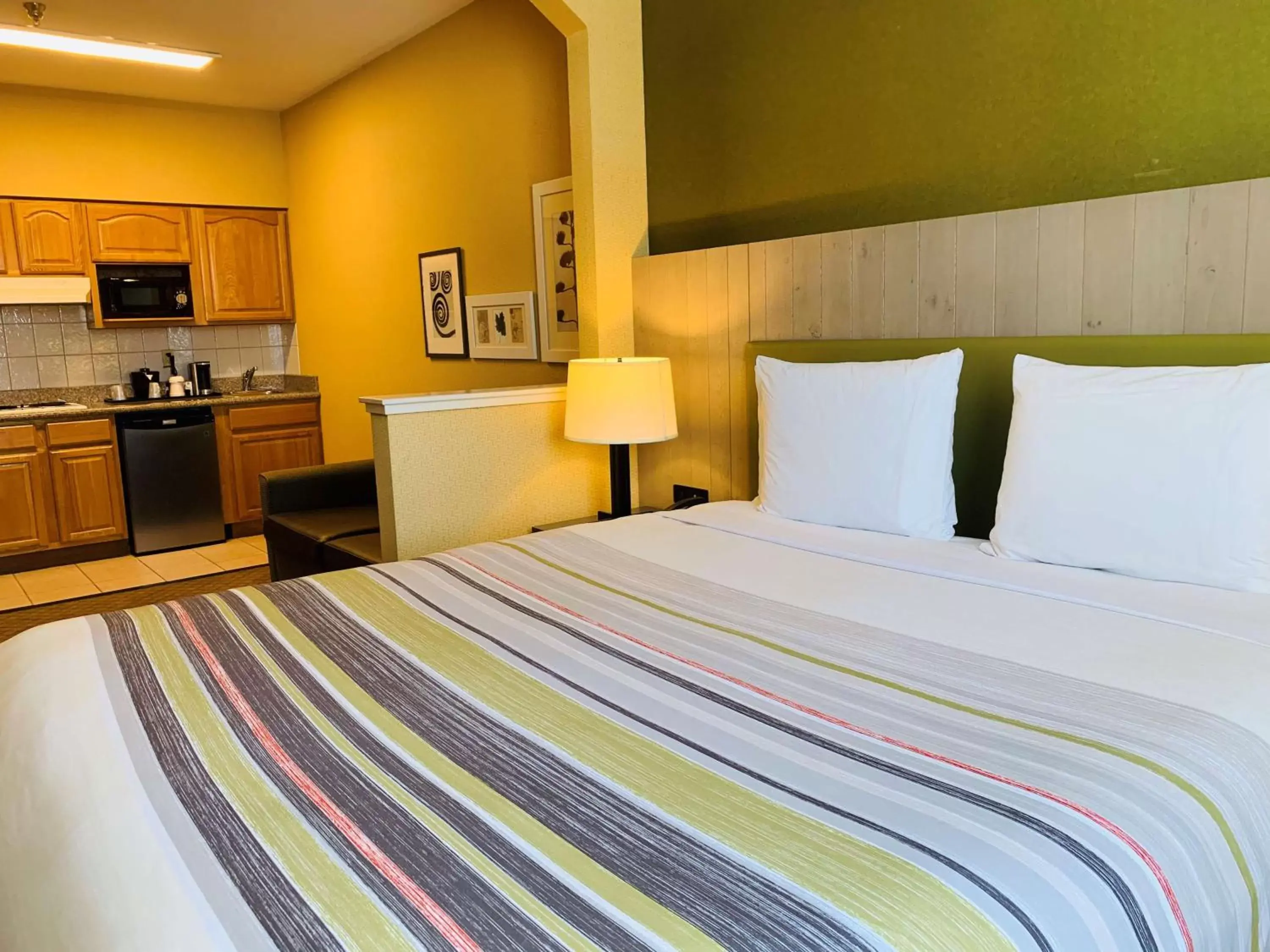 Photo of the whole room, Bed in Country Inn & Suites by Radisson, San Jose International Airport, CA