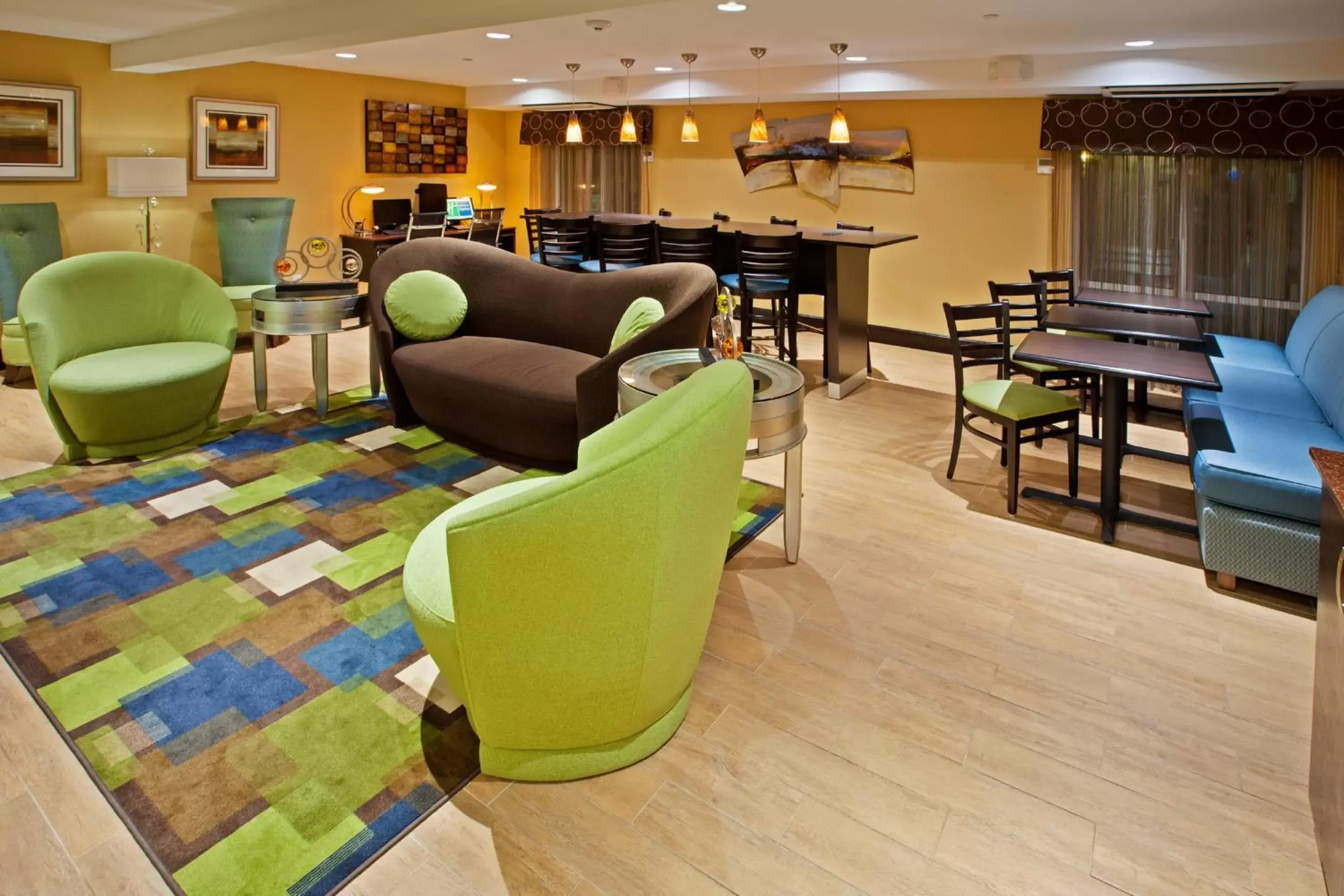Property building, Lounge/Bar in Holiday Inn Express - Bowling Green, an IHG Hotel