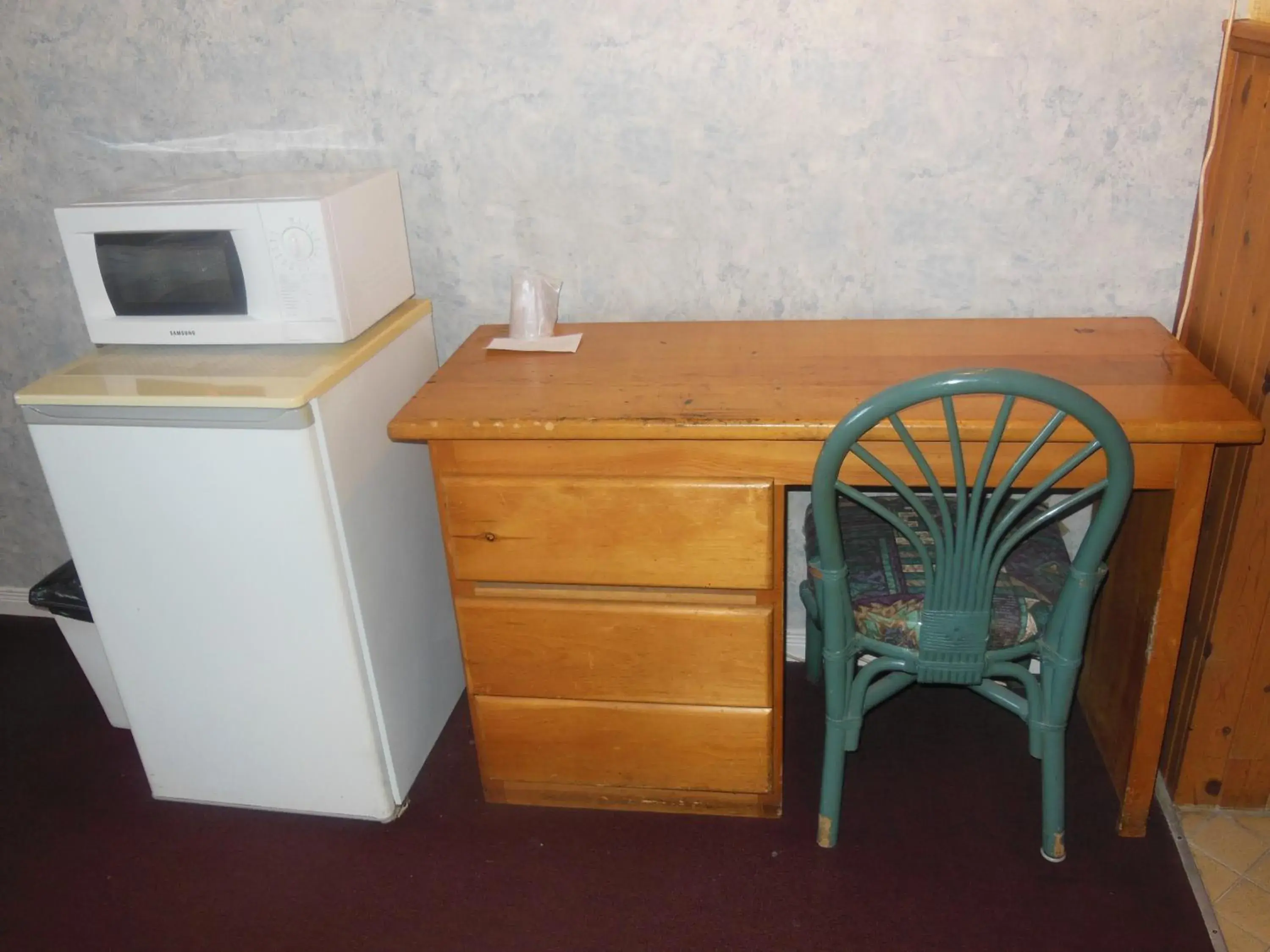 Seating area, Kitchen/Kitchenette in Motel Le Paysan