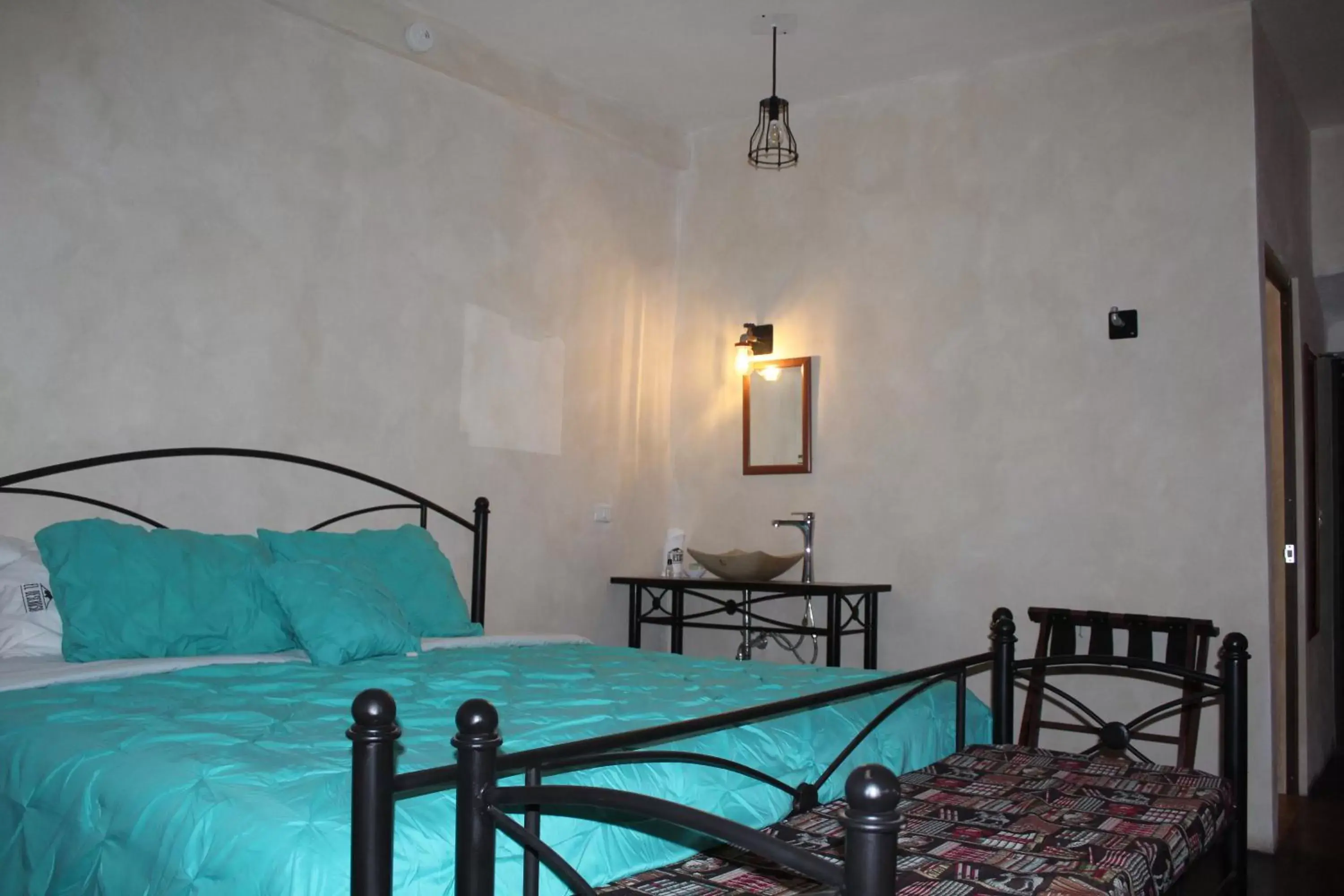 Photo of the whole room, Bed in Hotel el Descanso Barrio del Artista