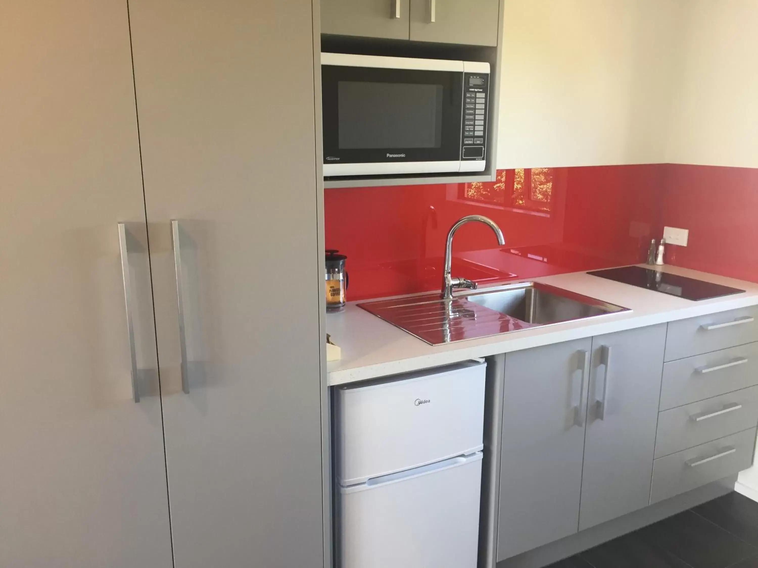 Kitchen/Kitchenette in Rolleston Highway Motel