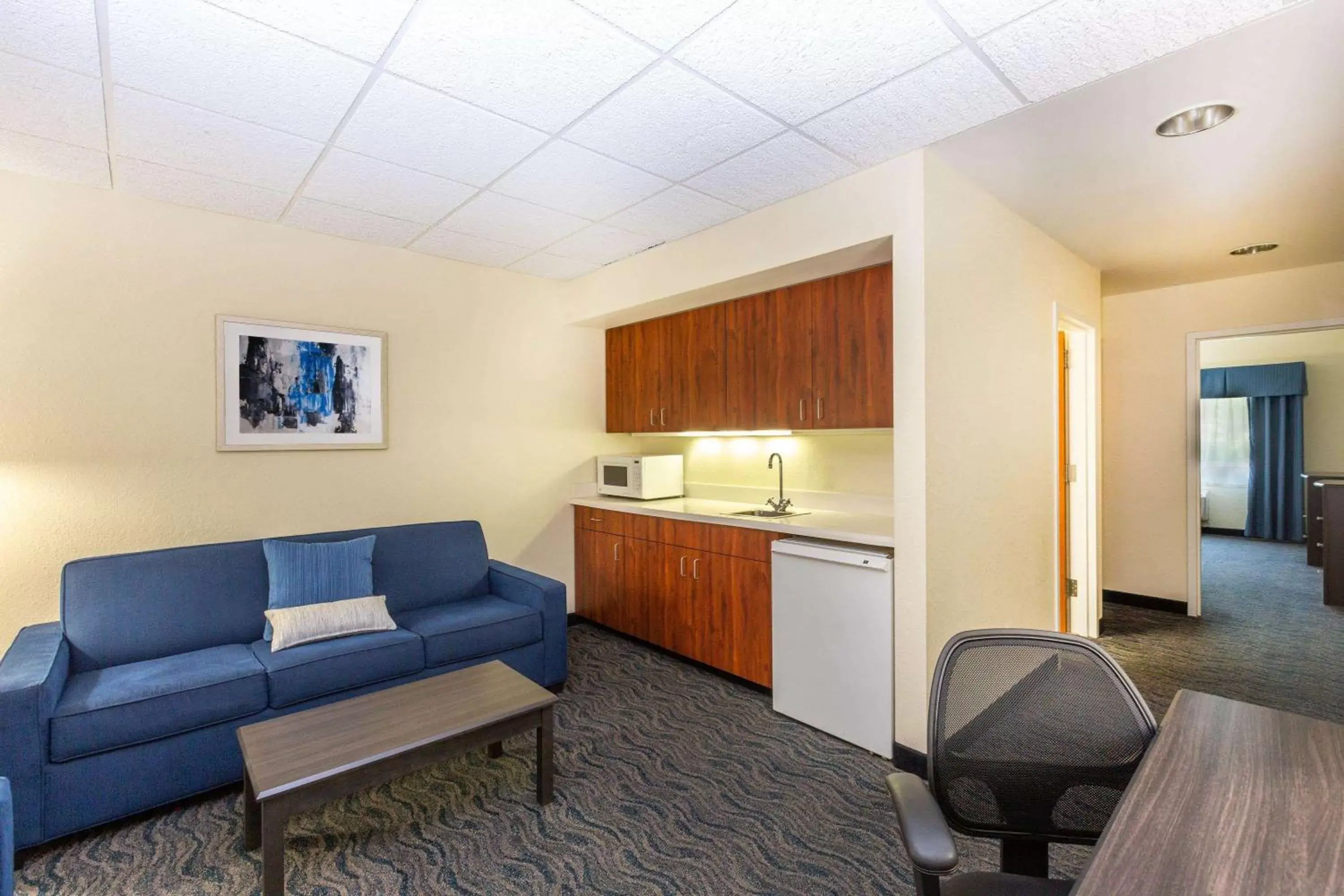Photo of the whole room, Kitchen/Kitchenette in Baymont by Wyndham Des Moines Airport