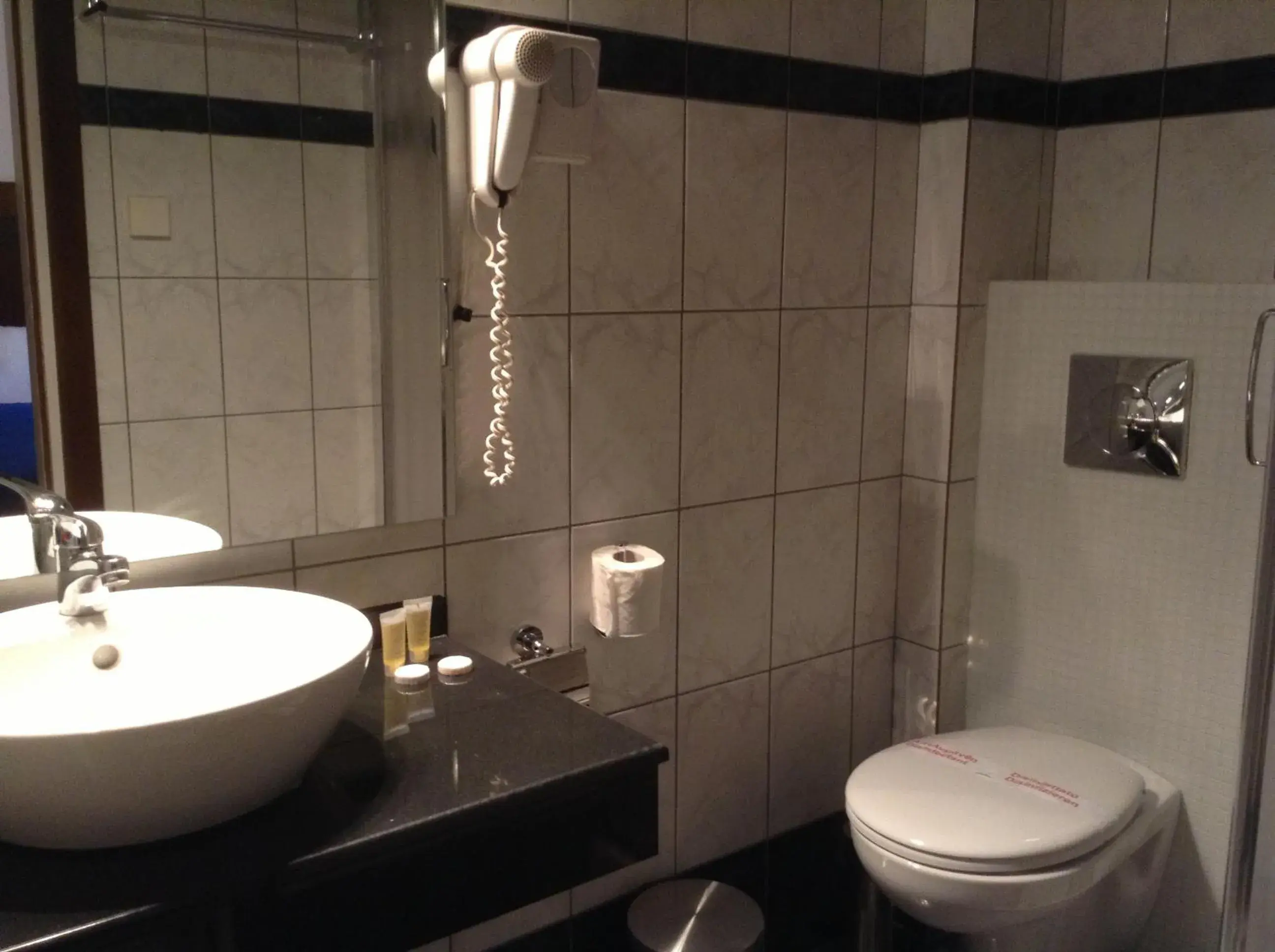 Bathroom in Hotel Orfeas
