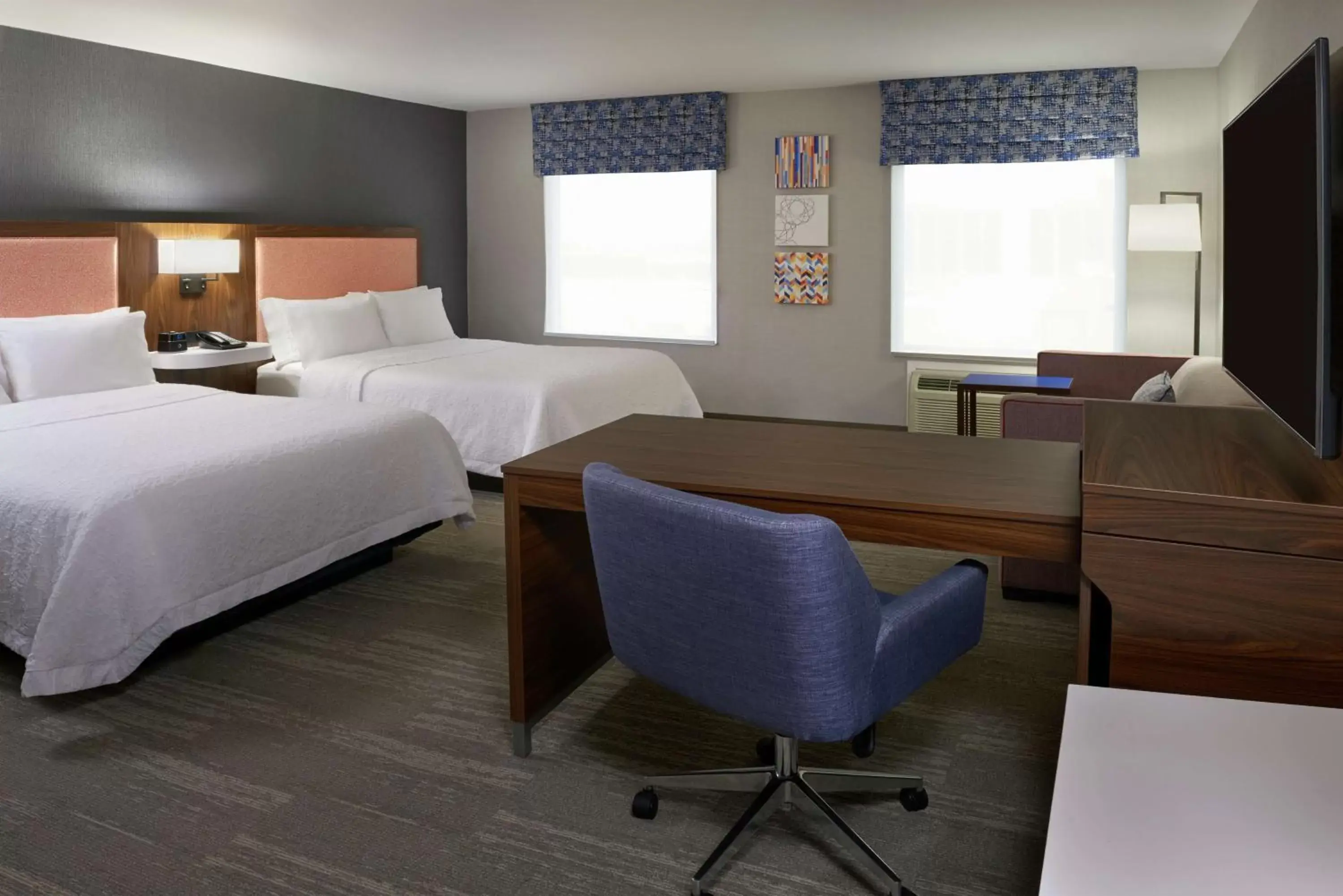 Bedroom in Hampton Inn & Suites Montreal-Dorval