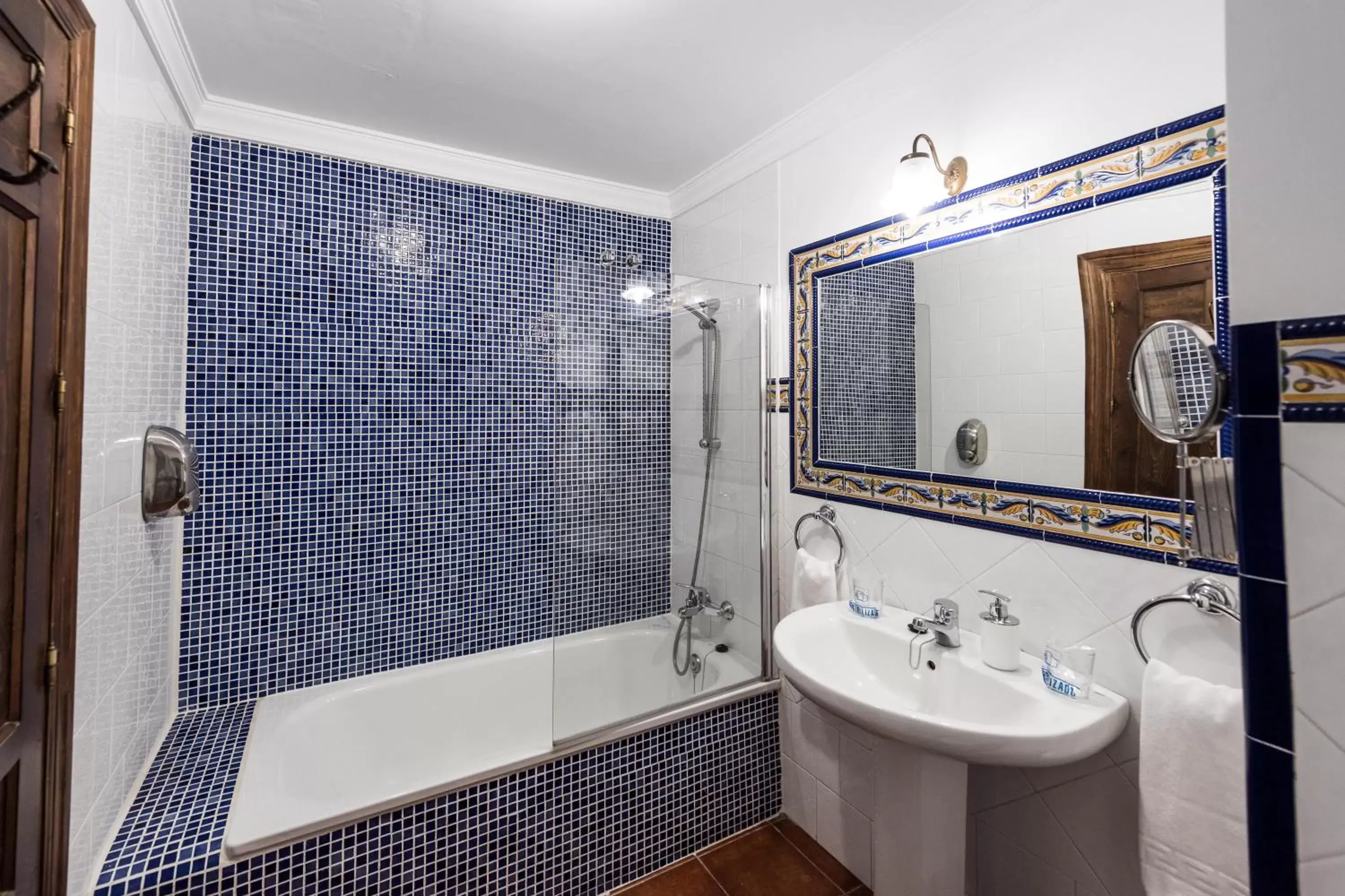 Shower, Bathroom in Hotel Soho Boutique Palacio San Gabriel