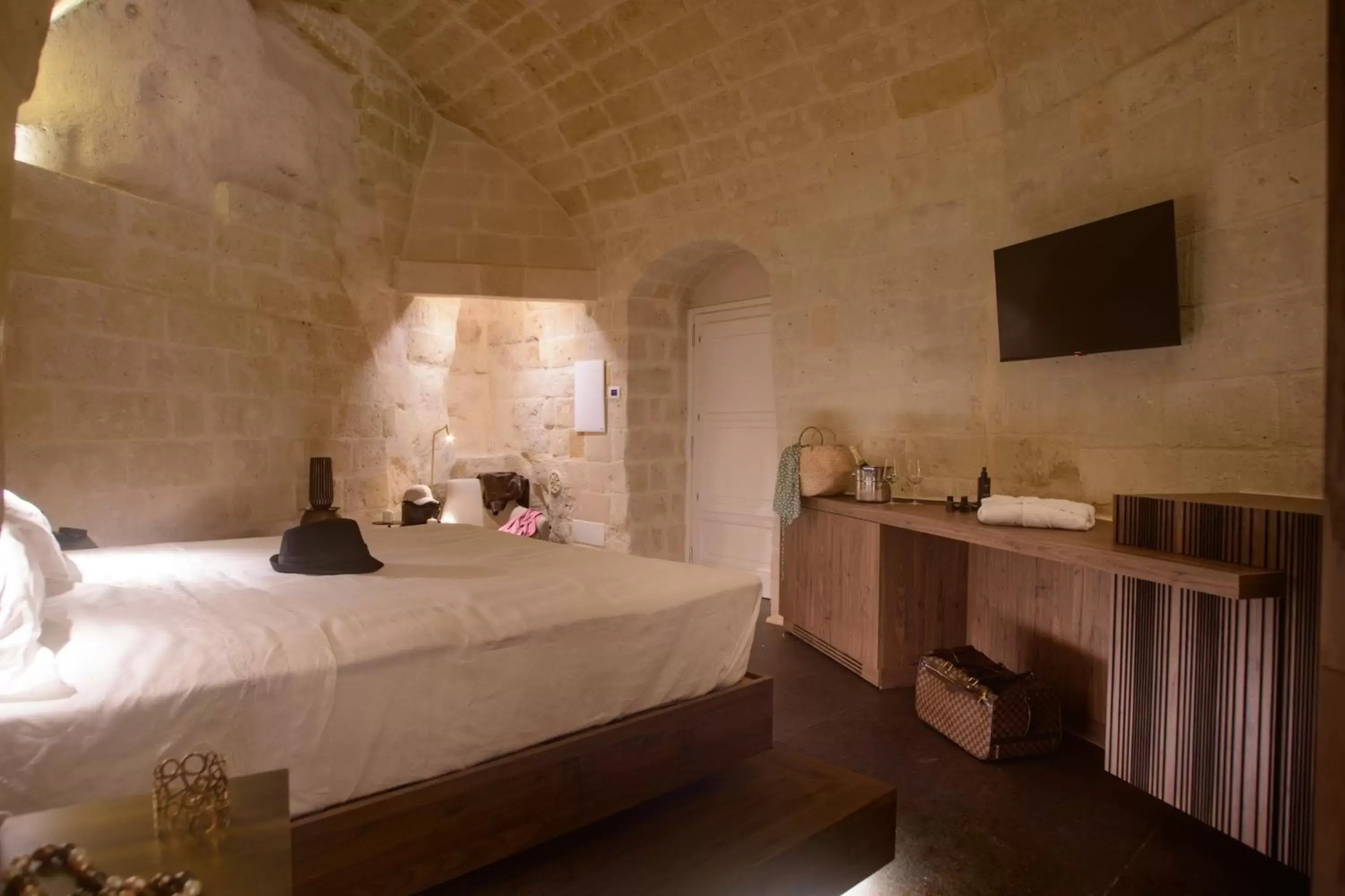 Photo of the whole room, Bed in Le Malve Cave Retreat