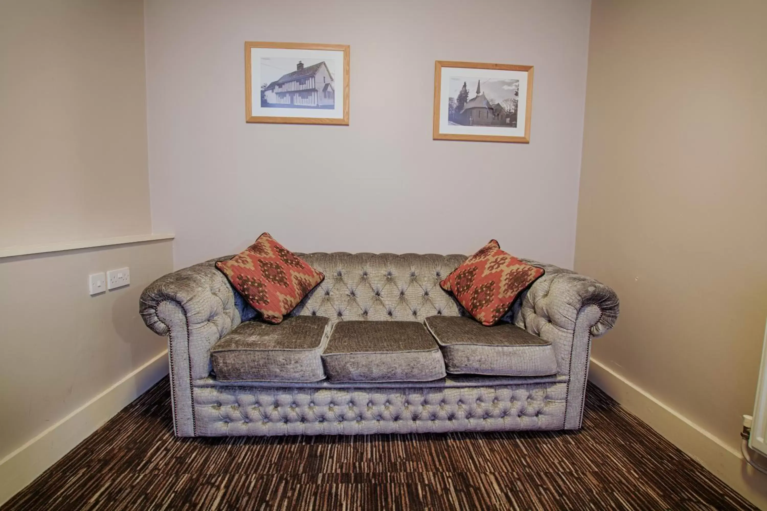 Living room, Seating Area in The Saracens Head Hotel