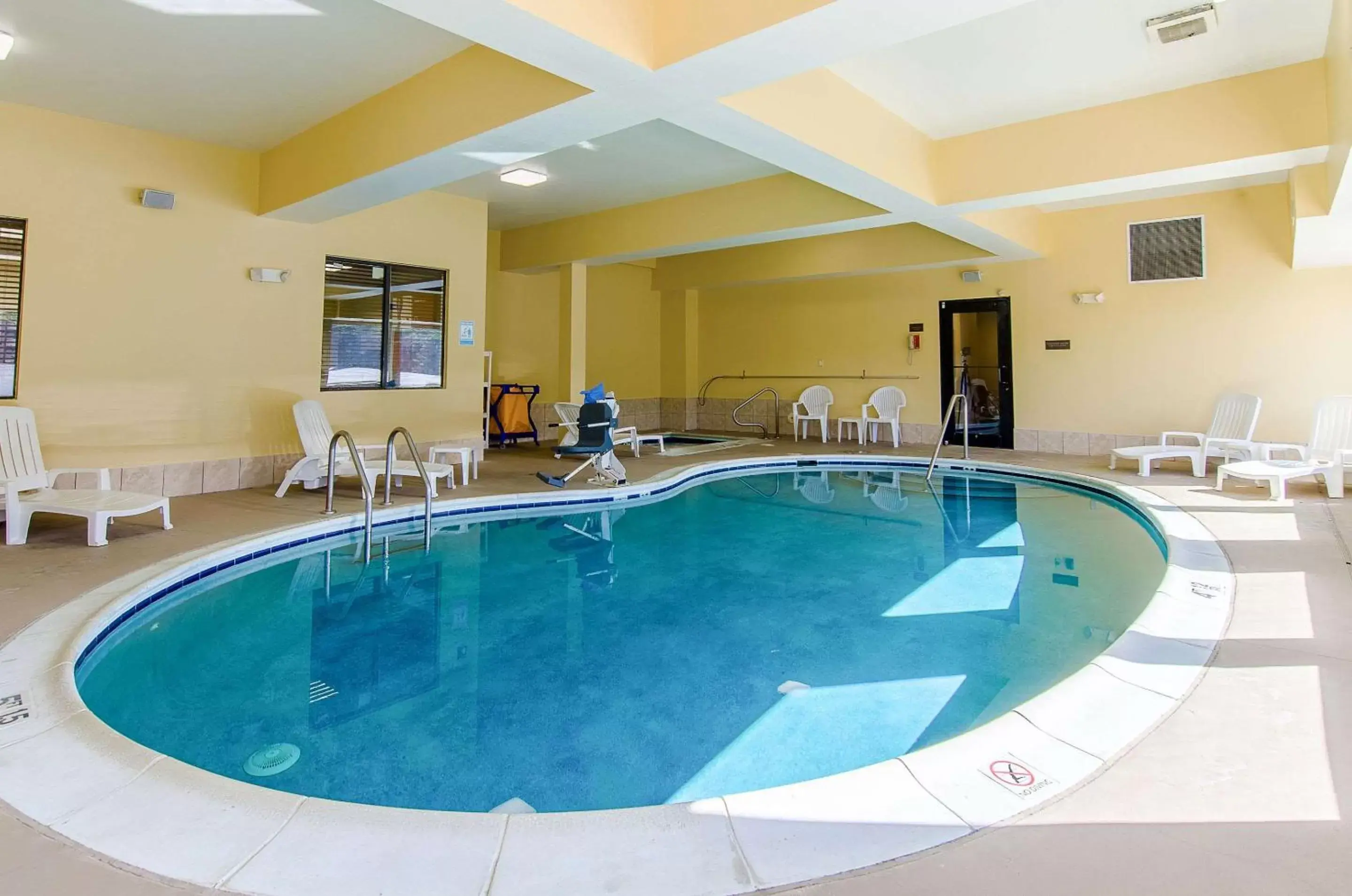 On site, Swimming Pool in Comfort Suites Wytheville