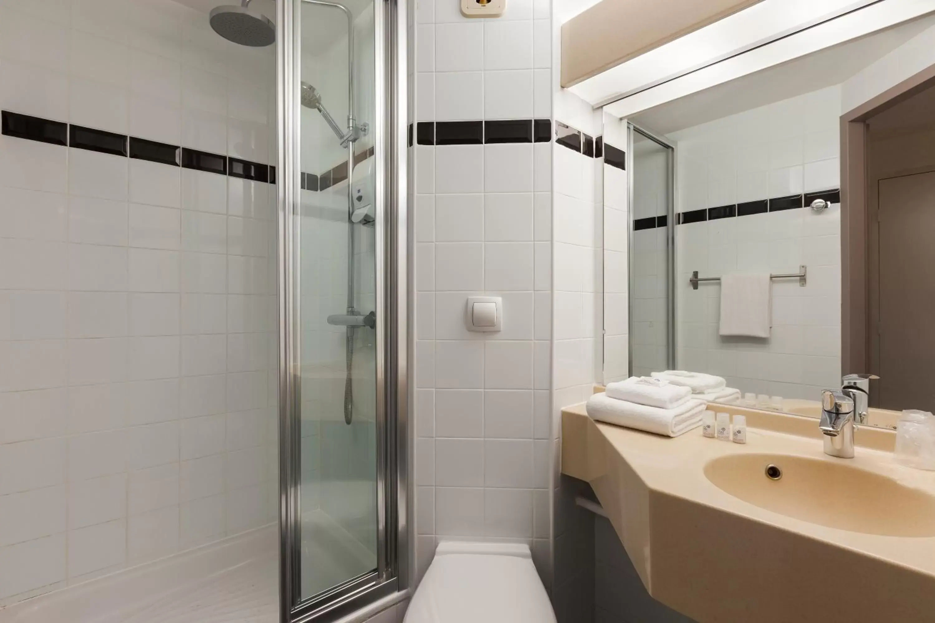 Bathroom in The Originals City, Tabl'Hôtel, Amiens