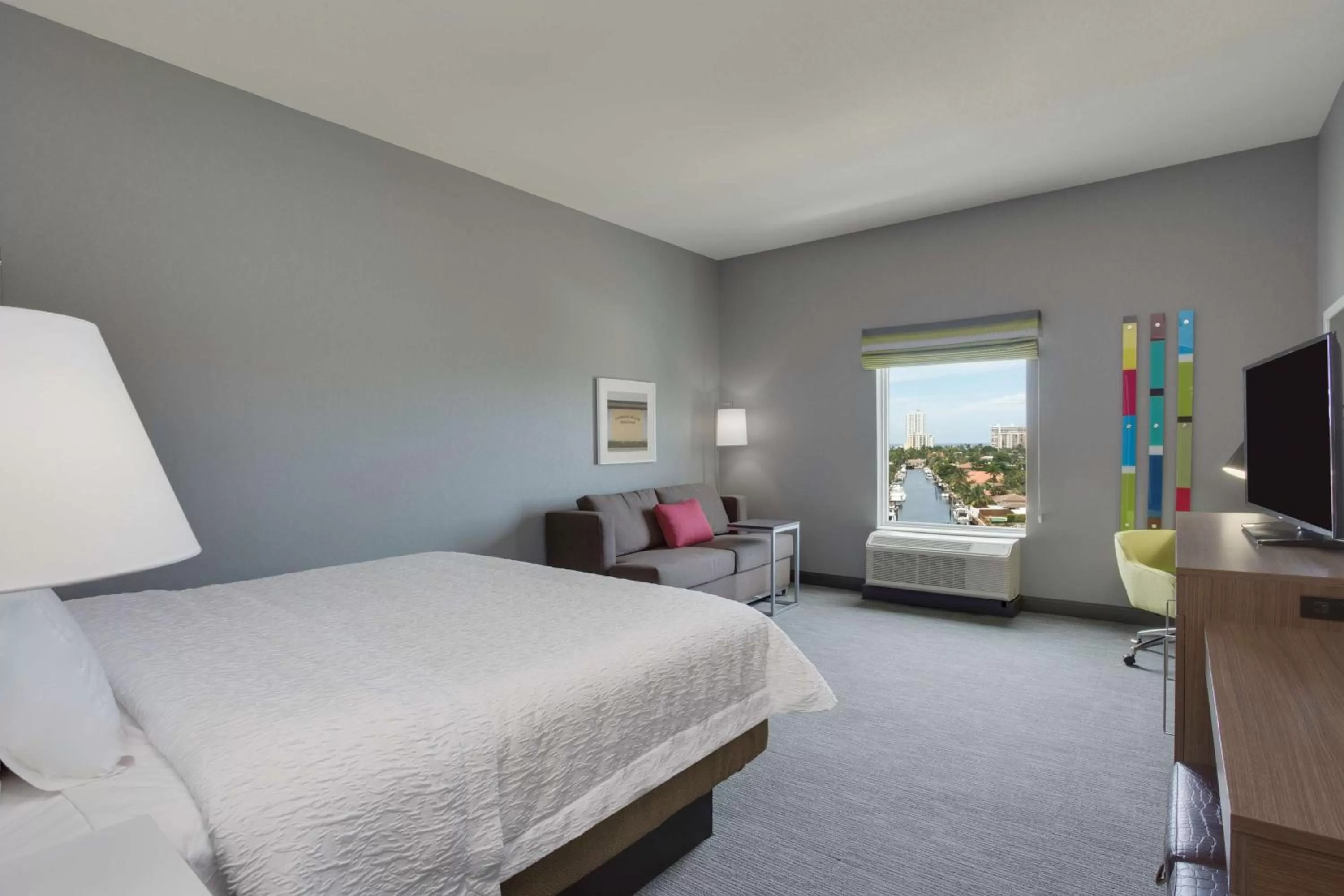 Living room, Bed in Hampton Inn Fort Lauderdale Pompano Beach