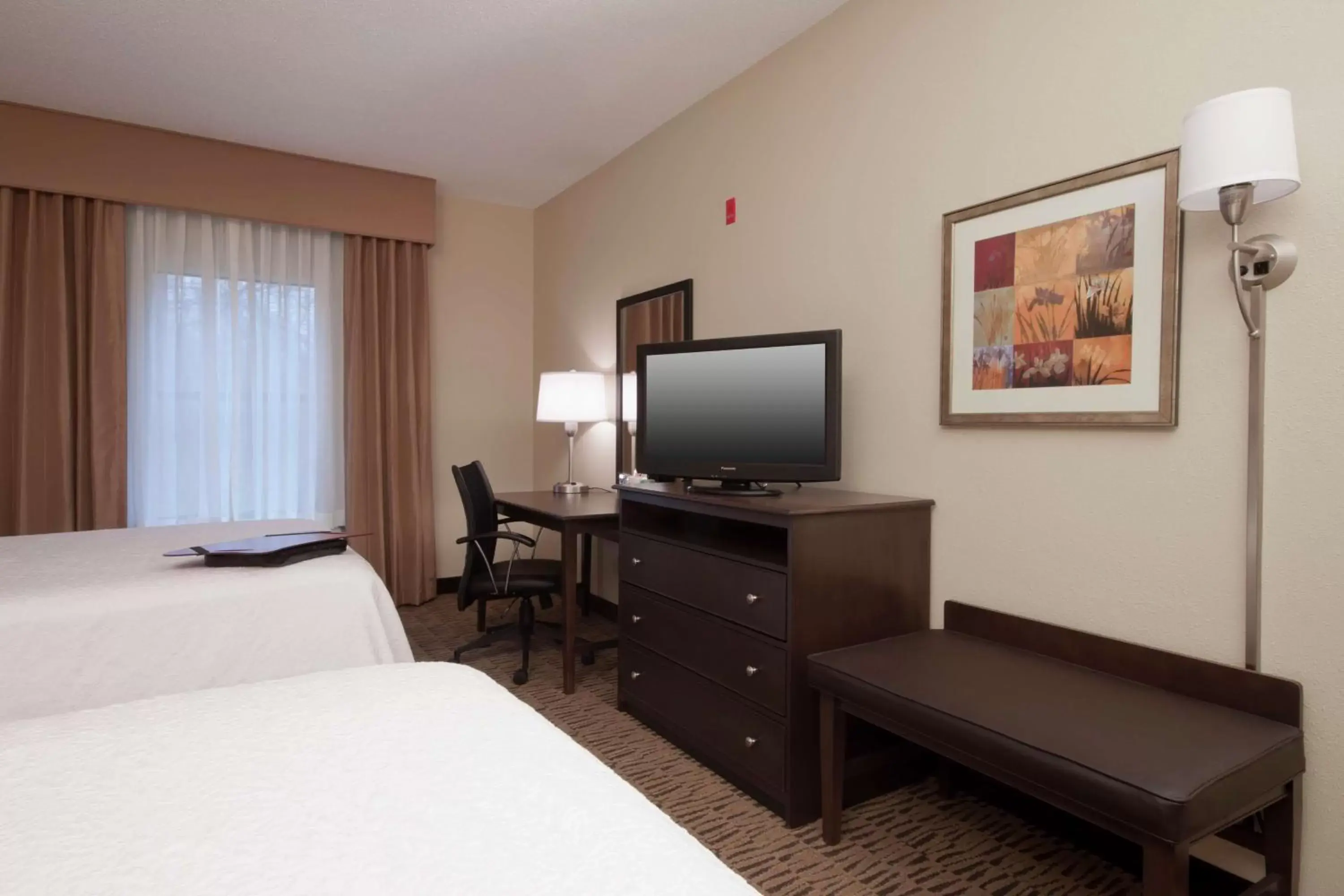 Bedroom, TV/Entertainment Center in Hampton Inn Jackson