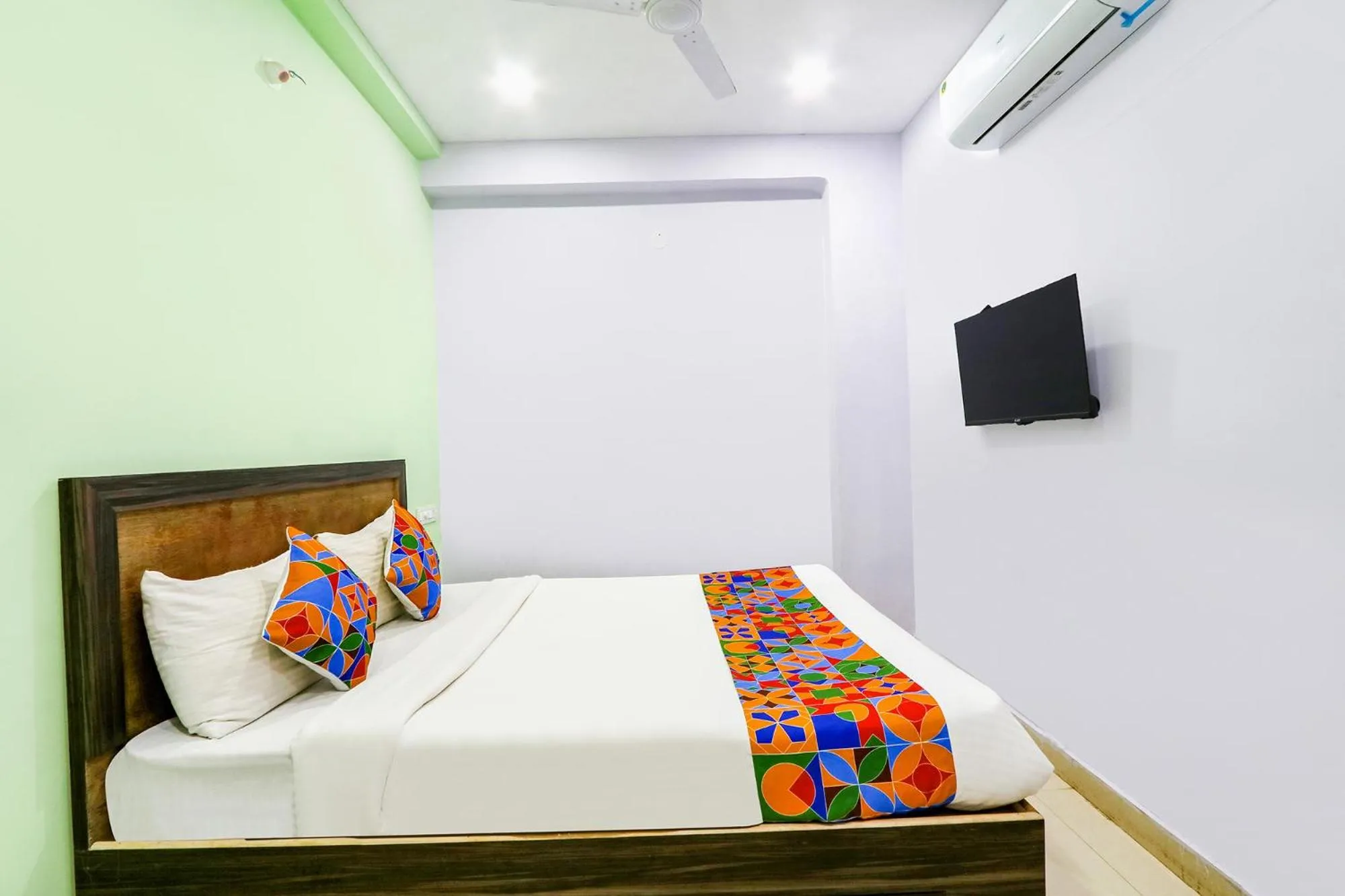 Bed in OYO Flagship Hotel Night Eye Nanakramguda