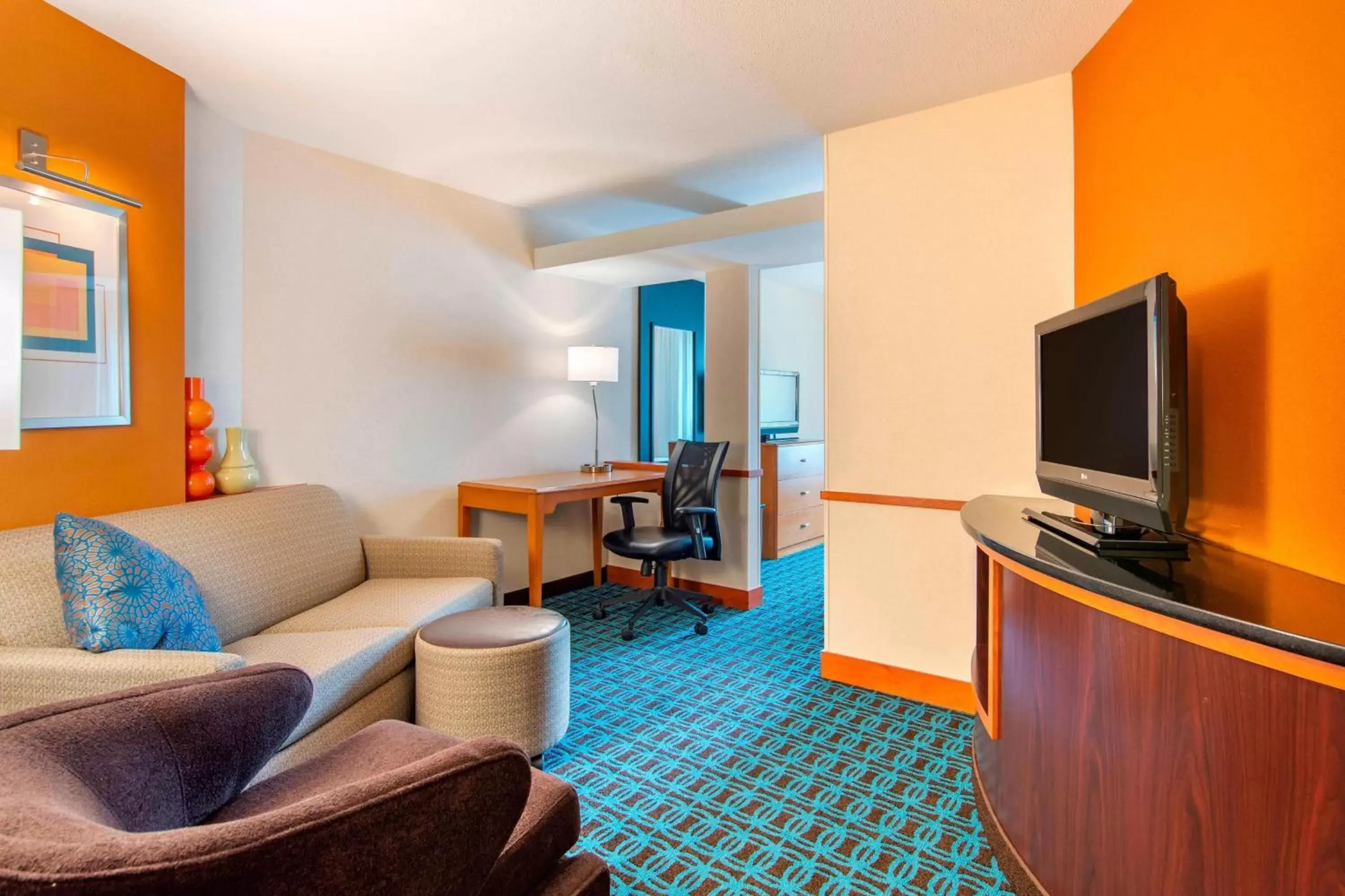 Living room, TV/Entertainment Center in Fairfield Inn & Suites Hooksett