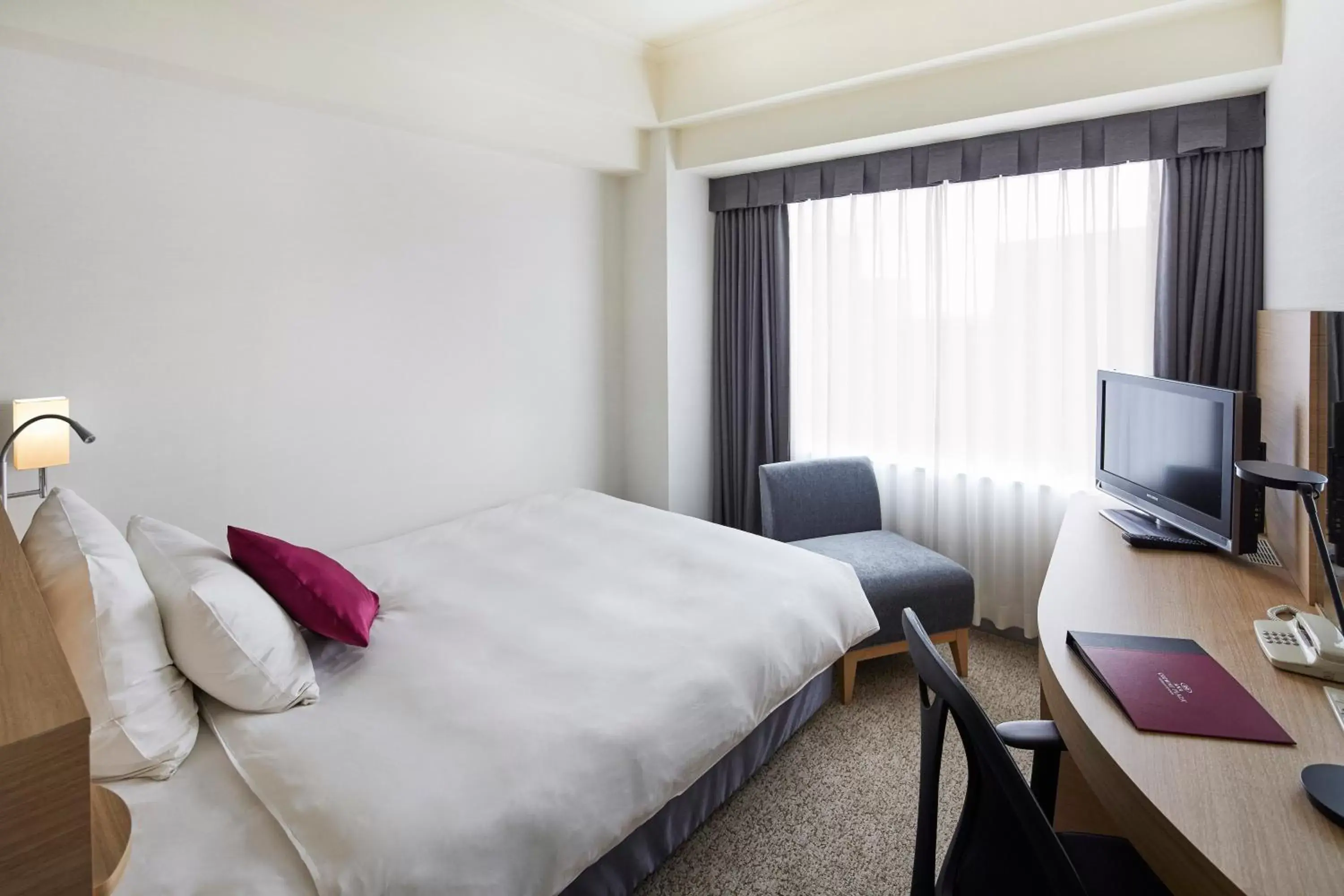 Photo of the whole room, Bed in ANA Crowne Plaza Kanazawa, an IHG Hotel
