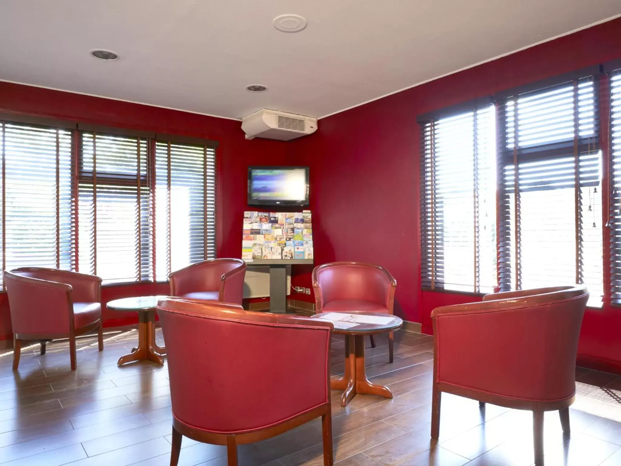 Lounge or bar, Seating Area in Campanile Béthune - Fouquières-Les-Béthune