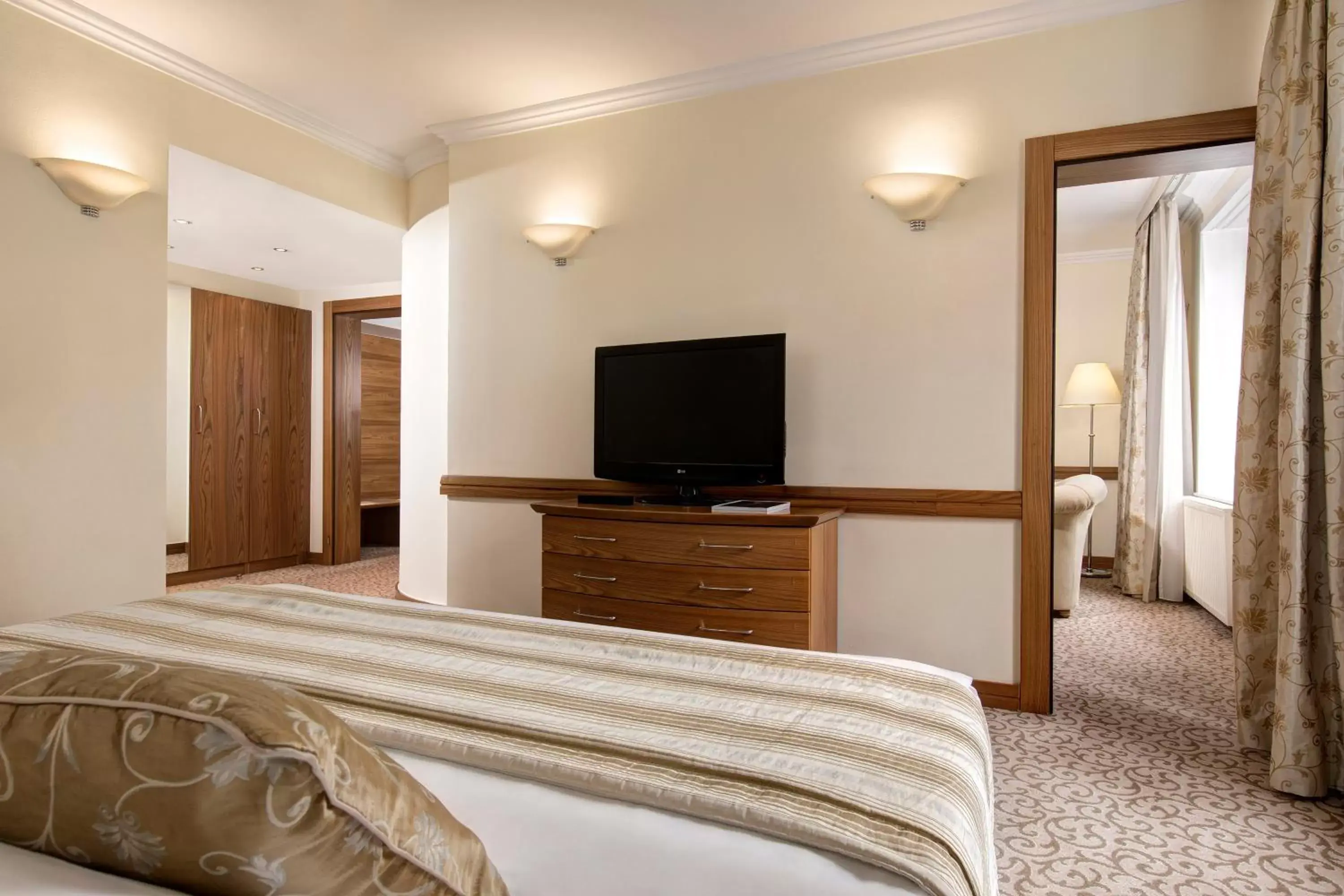 Bedroom, TV/Entertainment Center in Eurostars uHOTEL