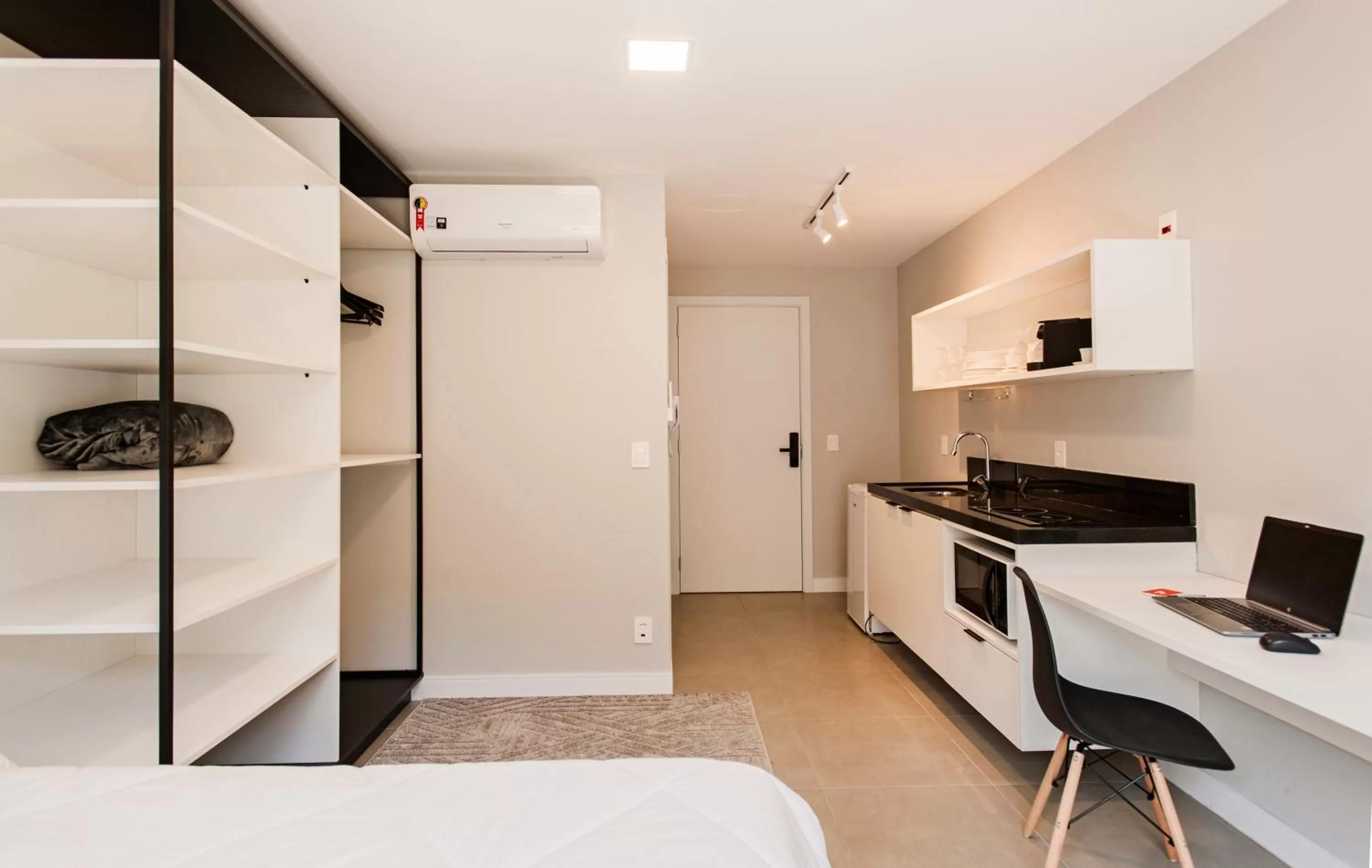 Bed, Kitchen/Kitchenette in Cityhome GO 24 Porto Alegre