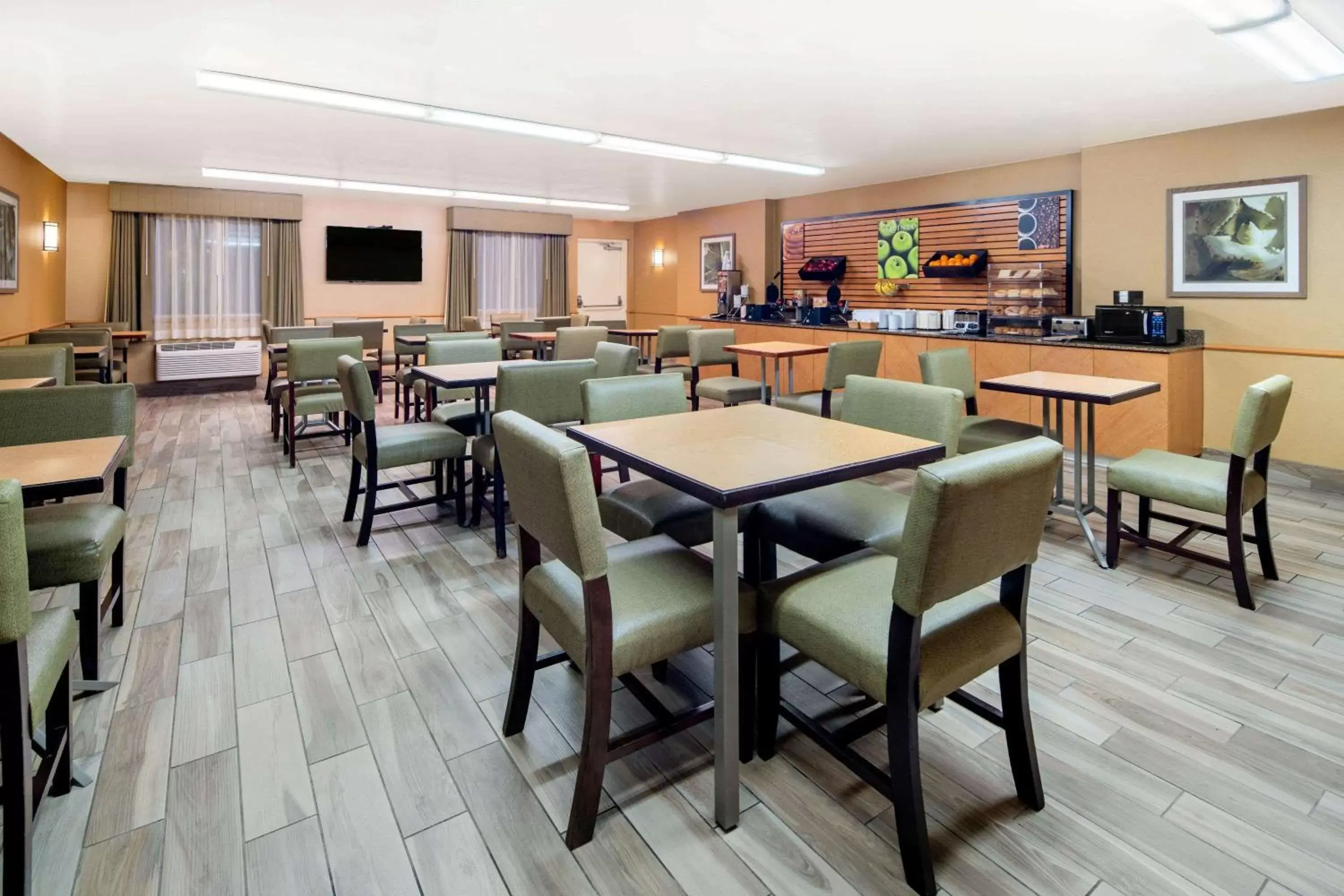 Restaurant/places to eat in La Quinta Inn & Suites by Wyndham Irvine Spectrum Restaurant/places to eat in La Quinta Inn & Suites by Wyndham Irvine Spectrum