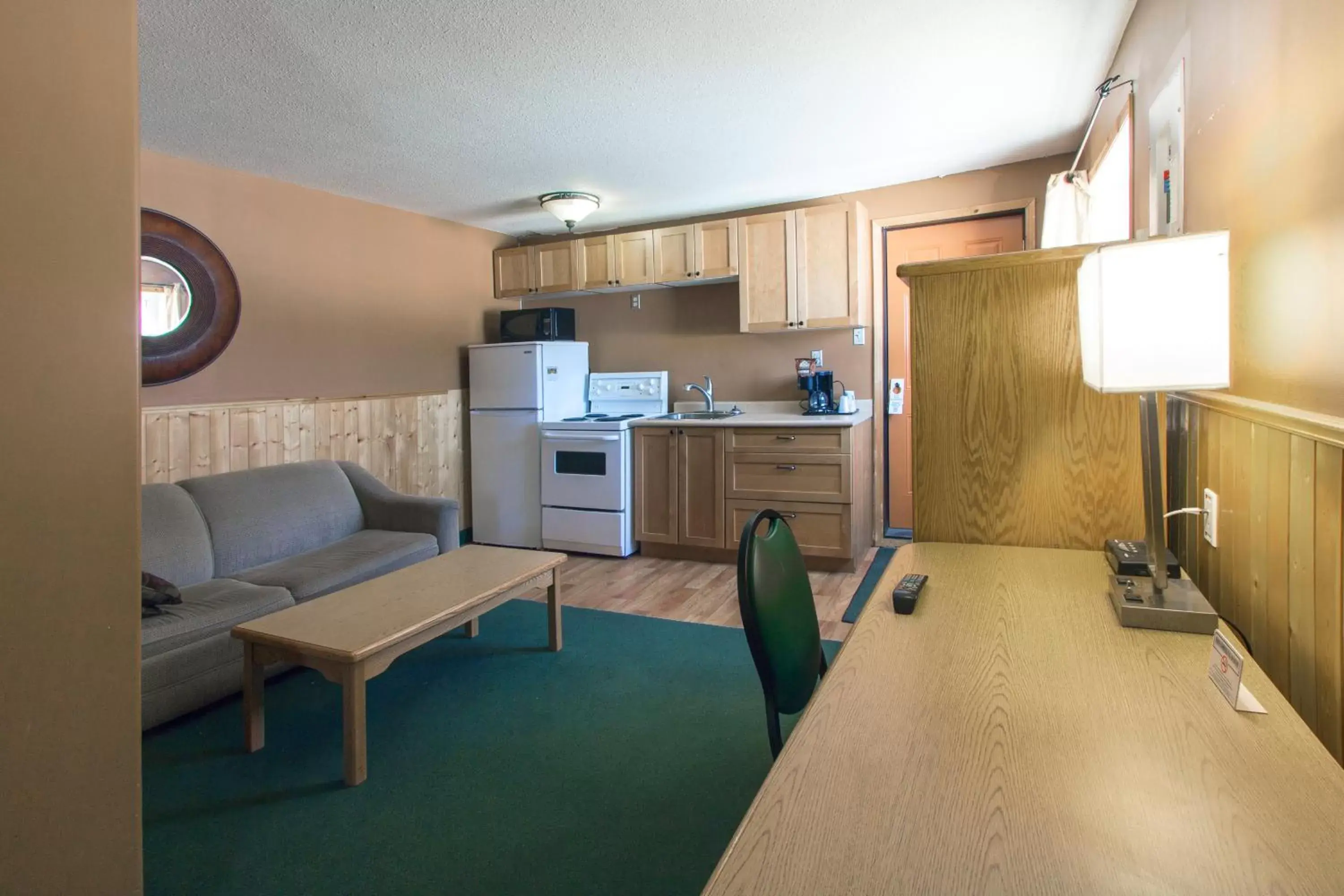 Queen Room with Sofa Bed and Kitchenette in Howey Bay Motel