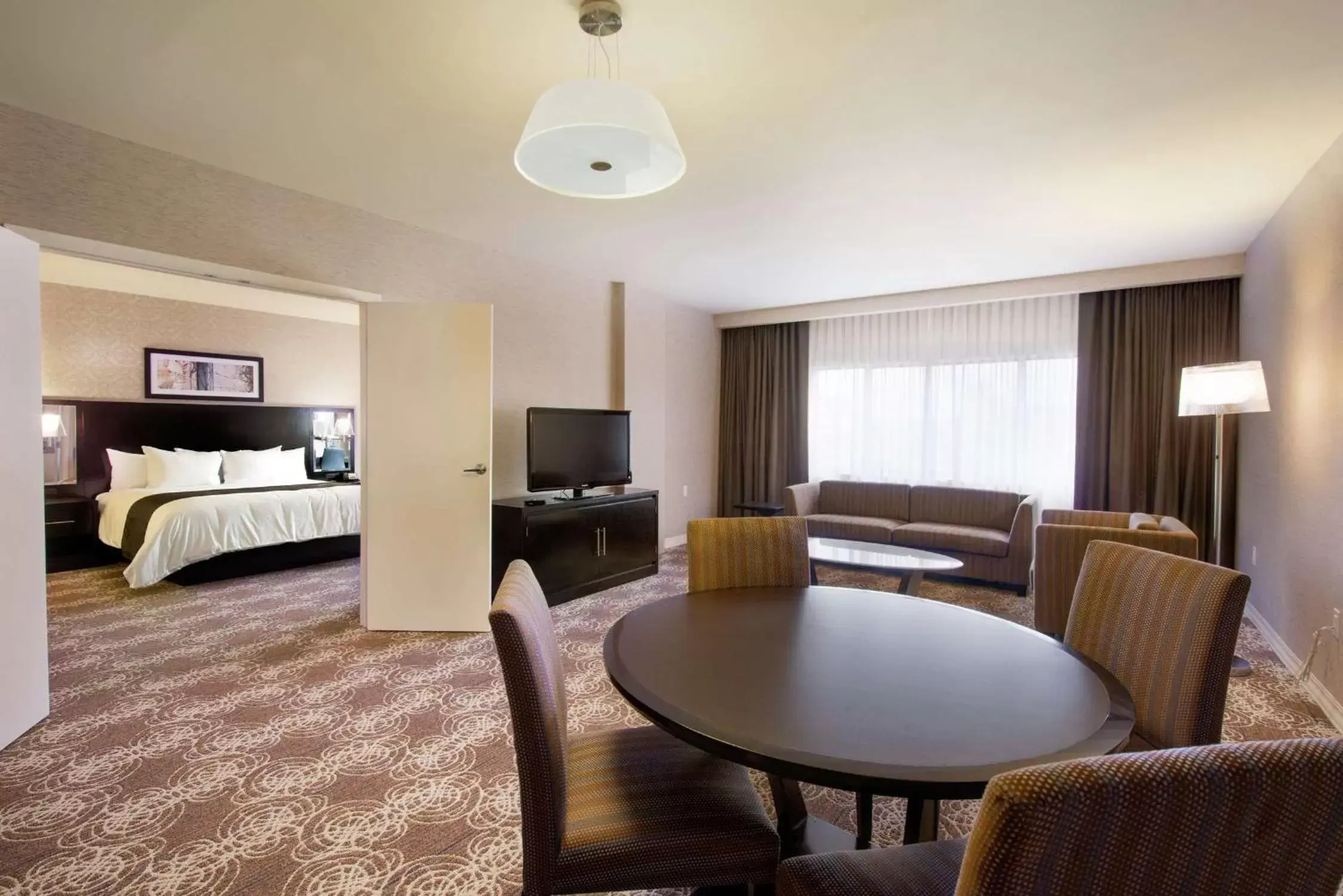 Living room, Bed in DoubleTree by Hilton Binghamton Living room, Bed in DoubleTree by Hilton Binghamton