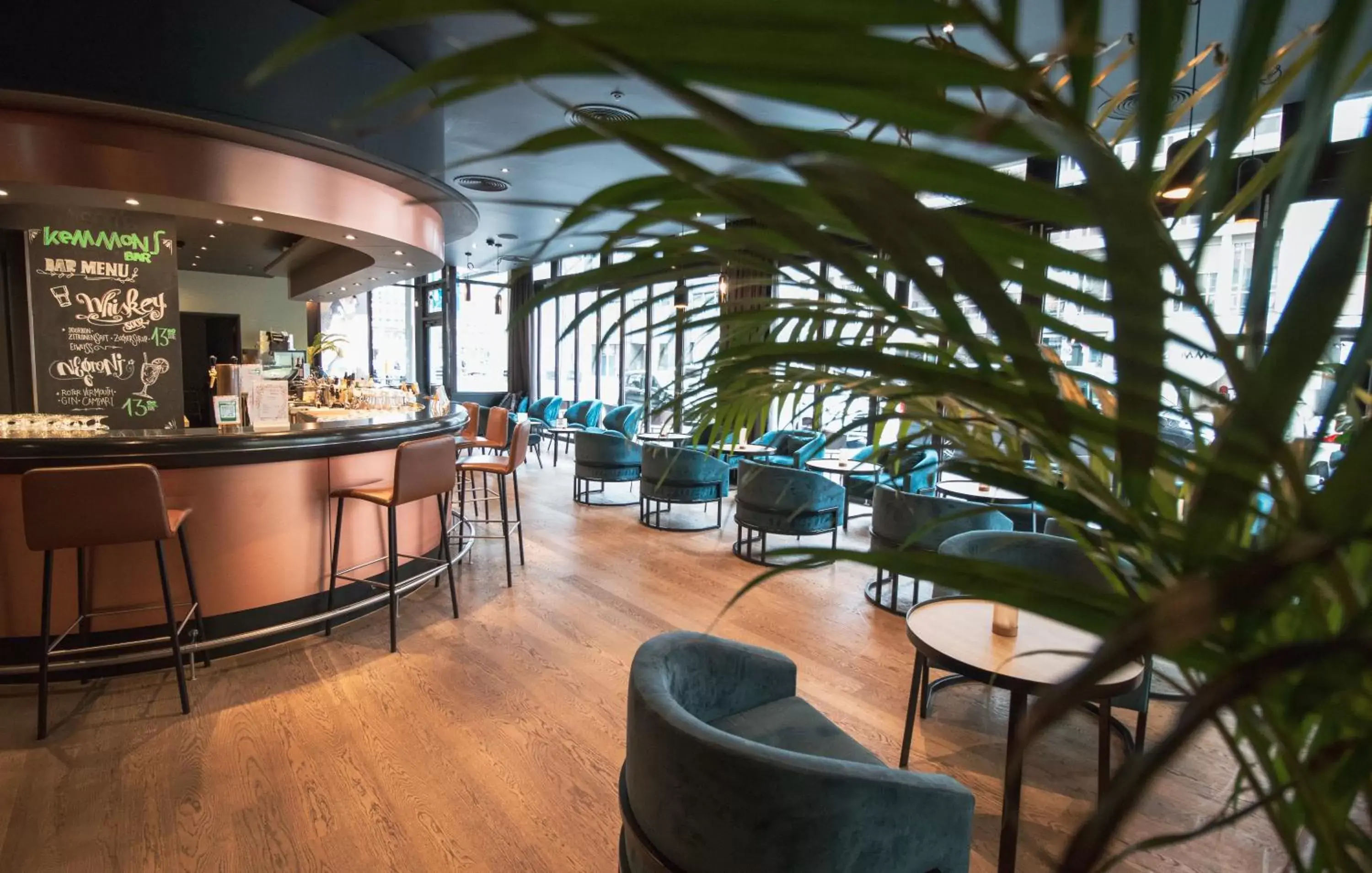 Lounge or bar in Crowne Plaza Berlin City Centre Ku'damm, an IHG Hotel