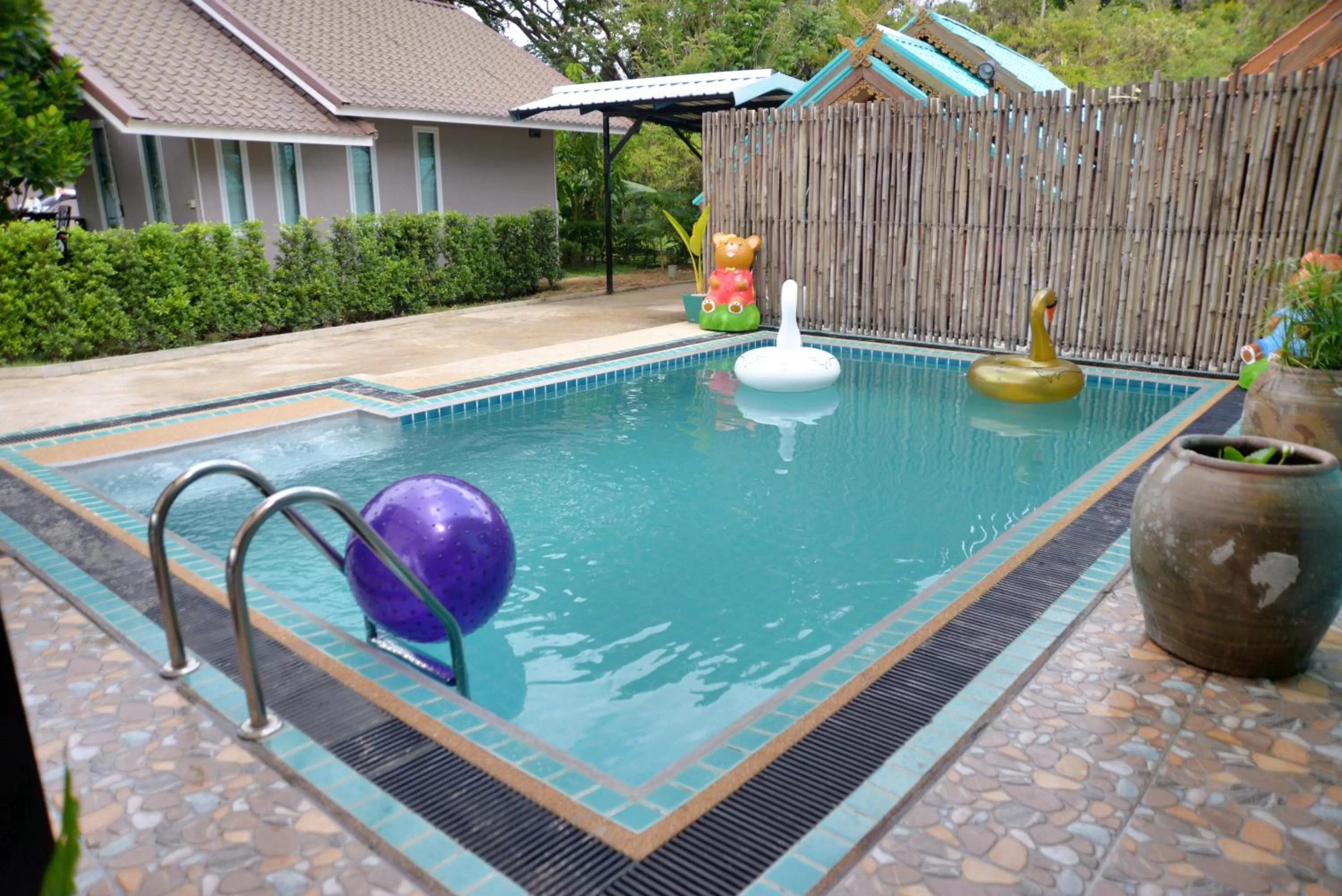 Swimming pool in Chanpraya Resort