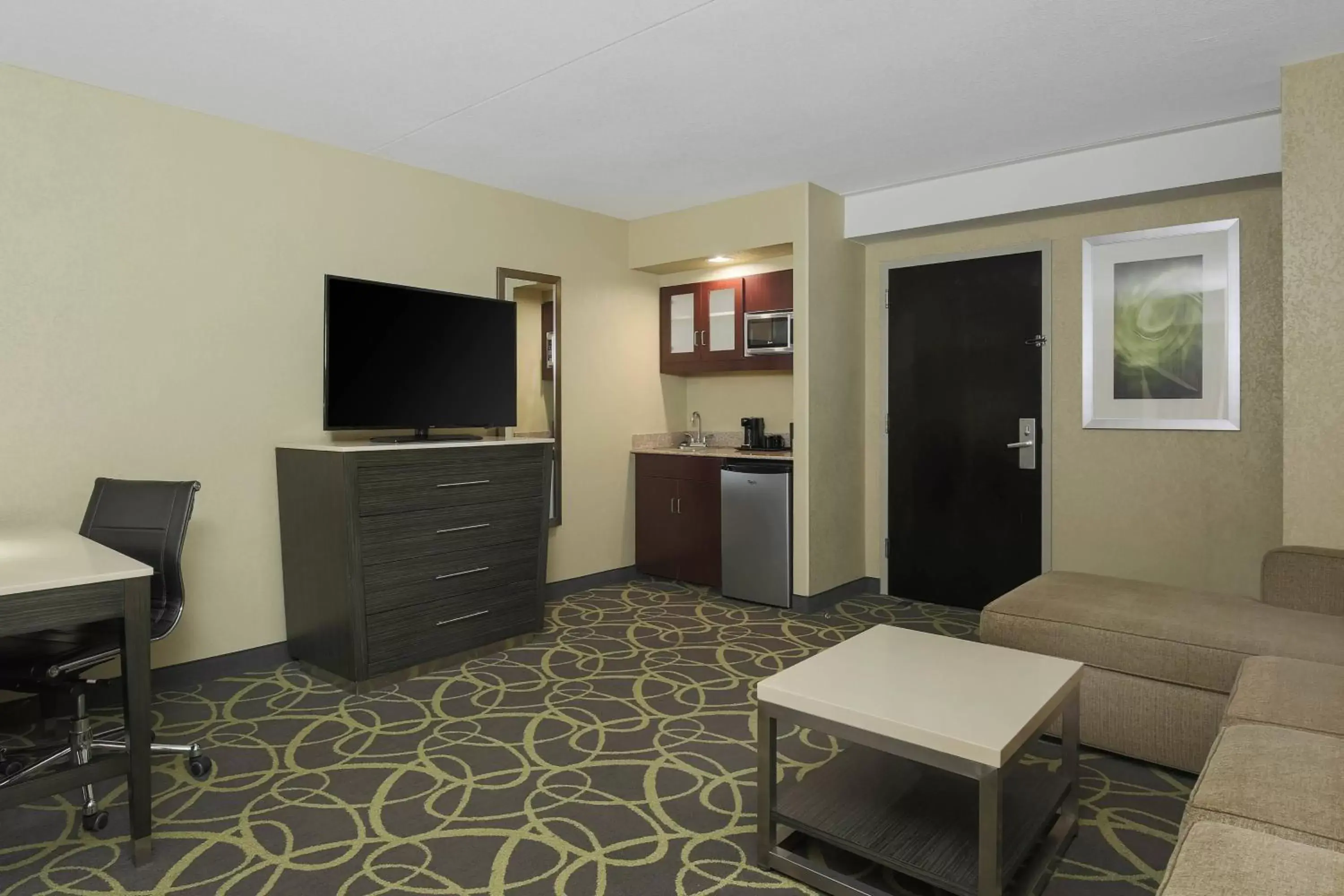 Living room, TV/Entertainment Center in SpringHill Suites by Marriott Oklahoma City Quail Springs