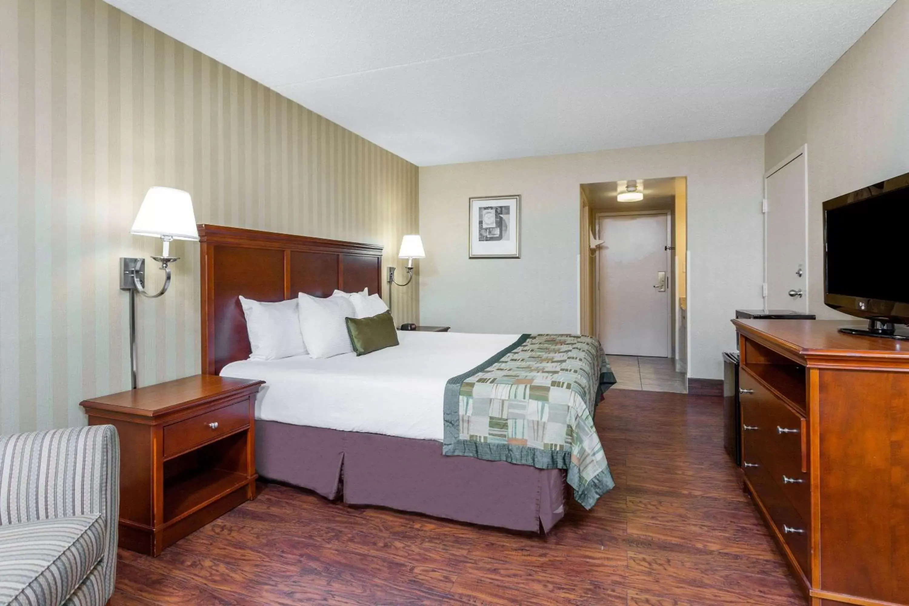 Photo of the whole room, Bed in Days Inn by Wyndham Westminster