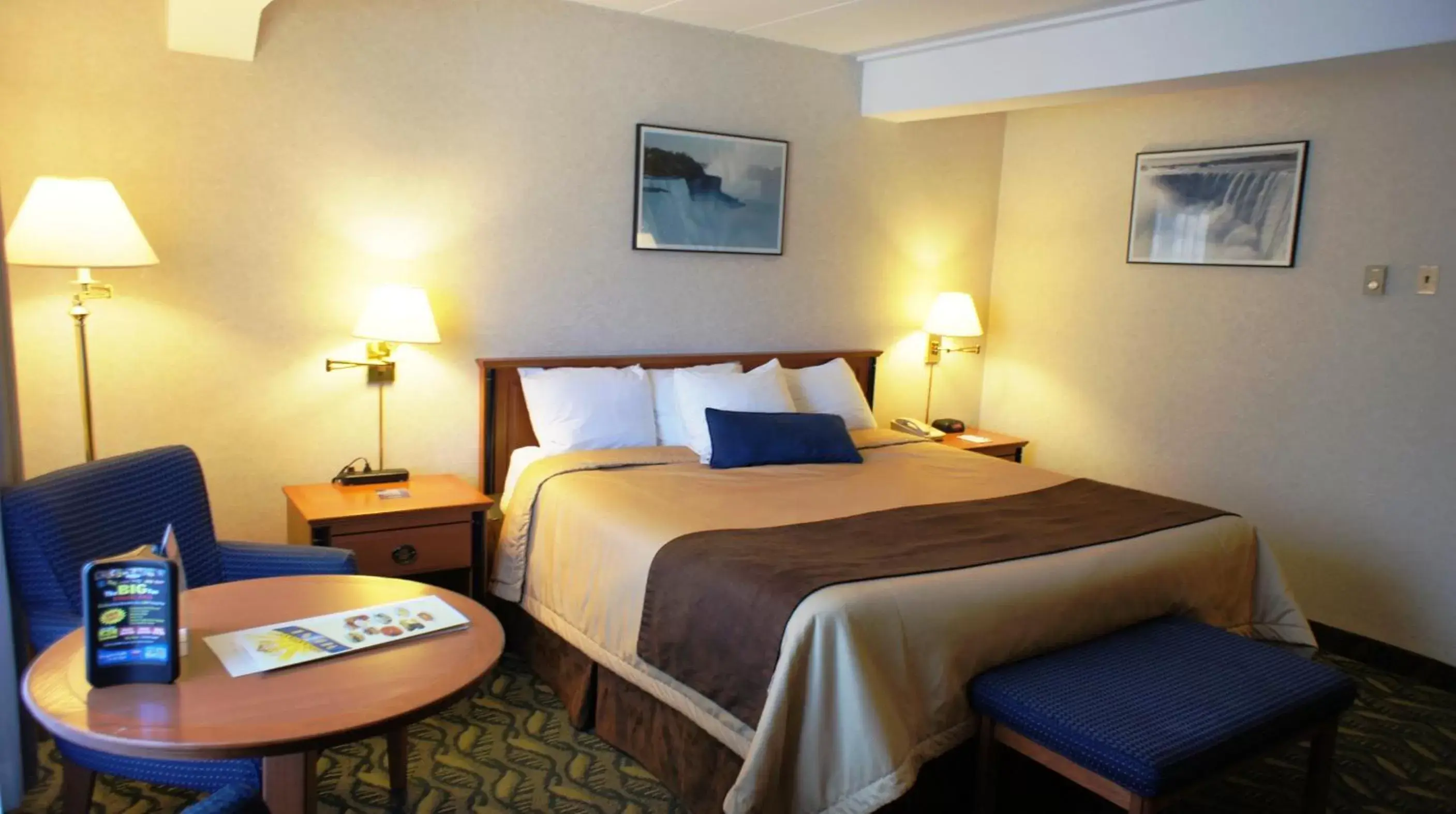 Photo of the whole room, Bed in Travelodge by Wyndham Niagara Falls At the Falls