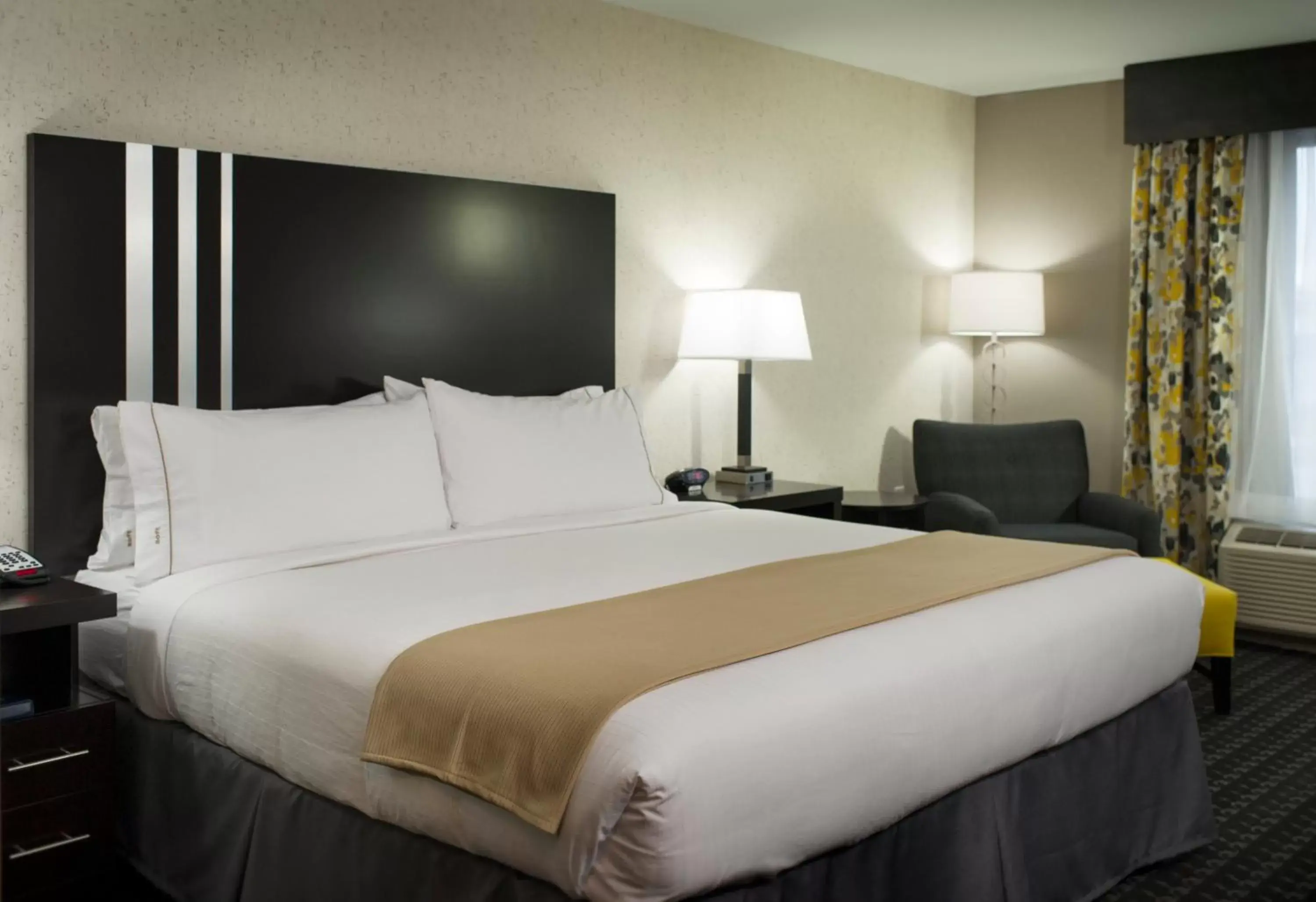 Photo of the whole room, Bed in Holiday Inn Express and Suites Madison Central, an IHG Hotel
