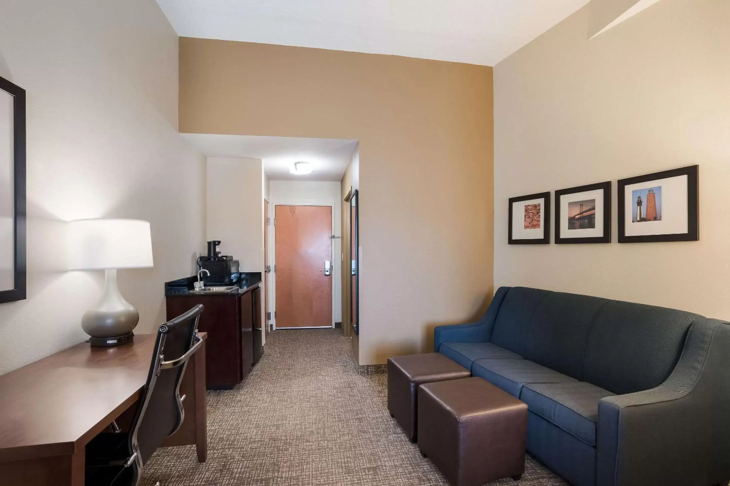 Bedroom, Seating Area in Comfort Suites Suffolk – Chesapeake