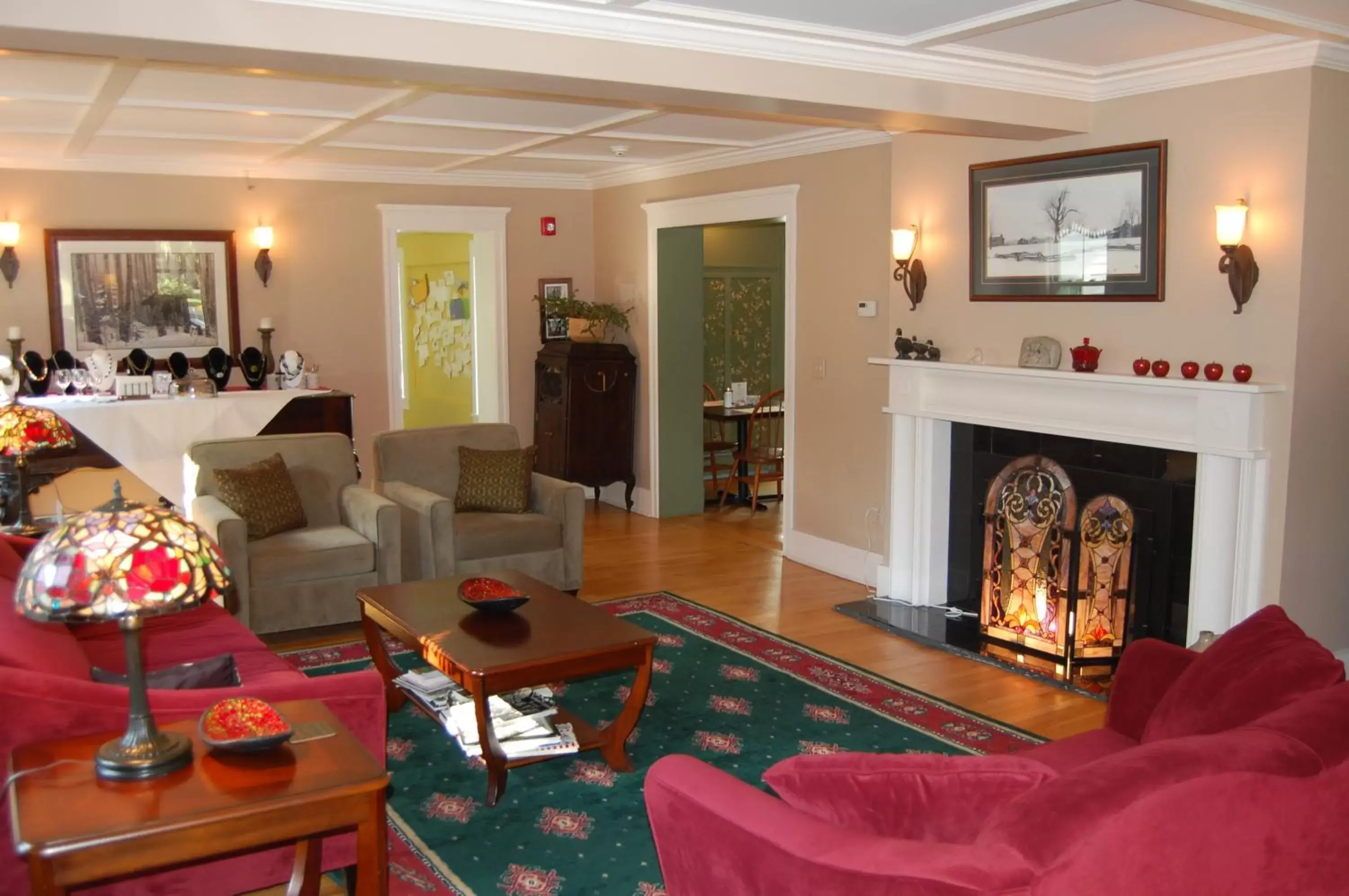 Communal lounge/ TV room, Lobby/Reception in Cranmore Inn and Suites, a North Conway boutique hotel