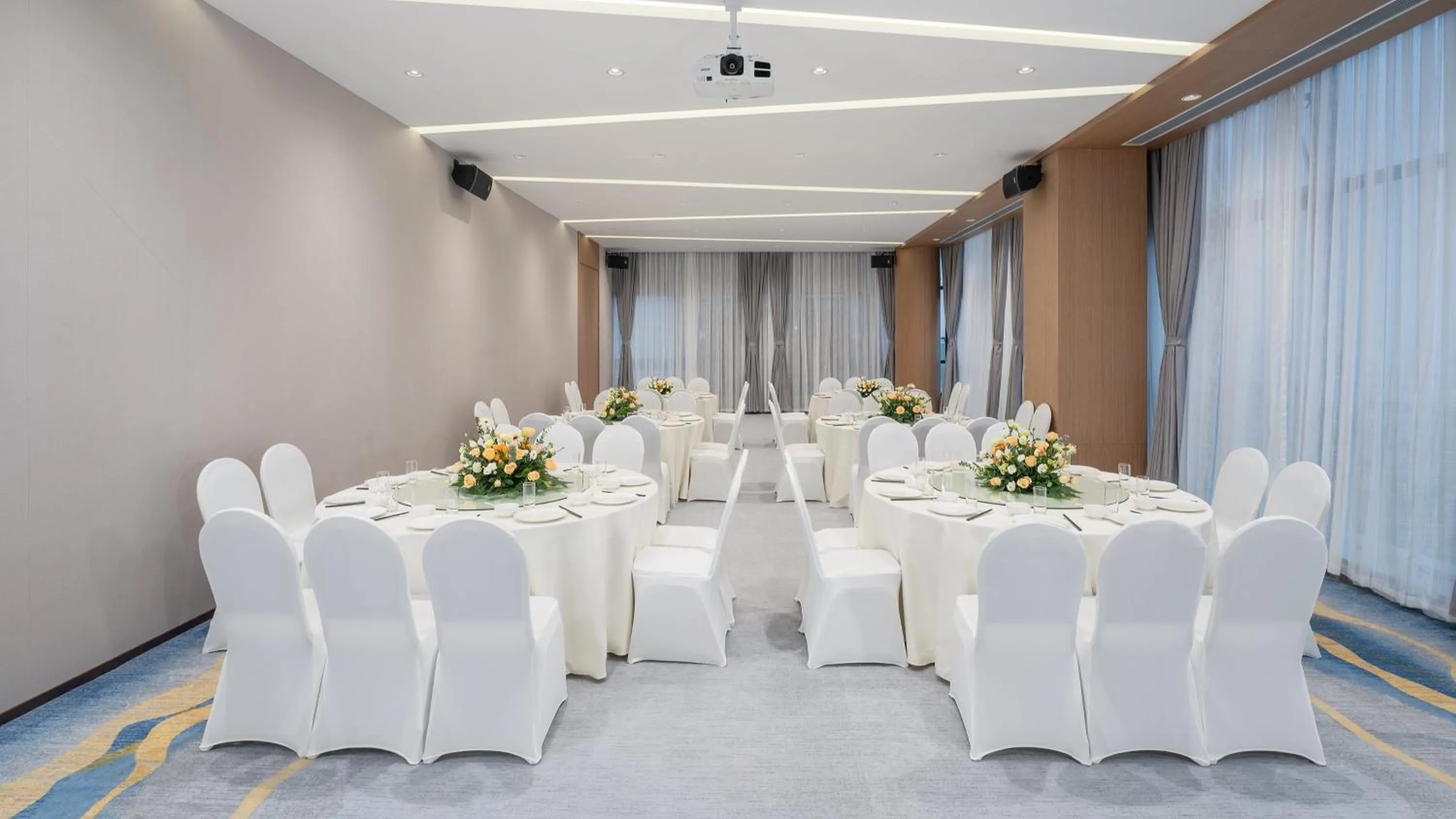 Meeting/conference room in Holiday Inn Express Chengdu Pidu by IHG