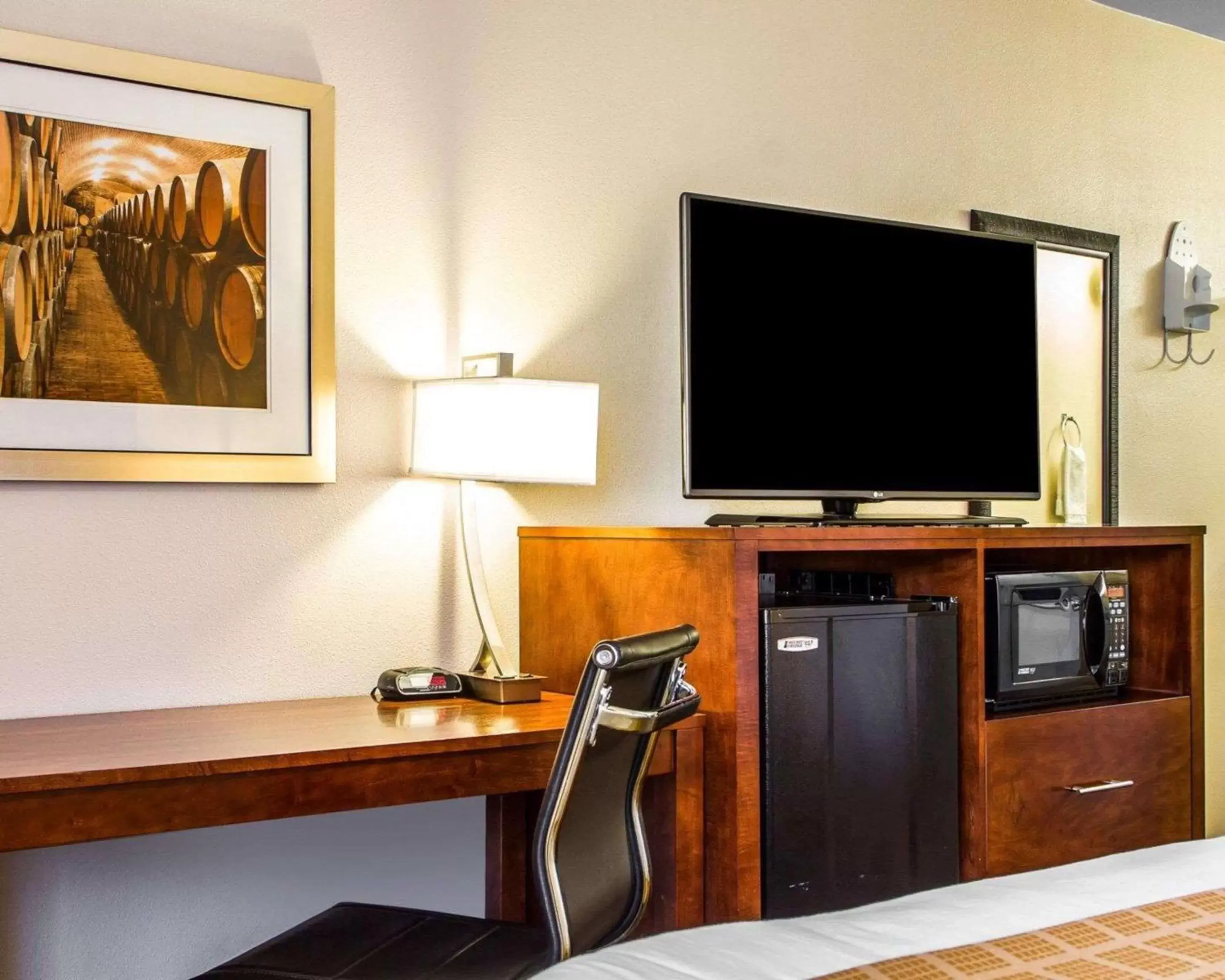Photo of the whole room, TV/Entertainment Center in Quality Inn Martinez