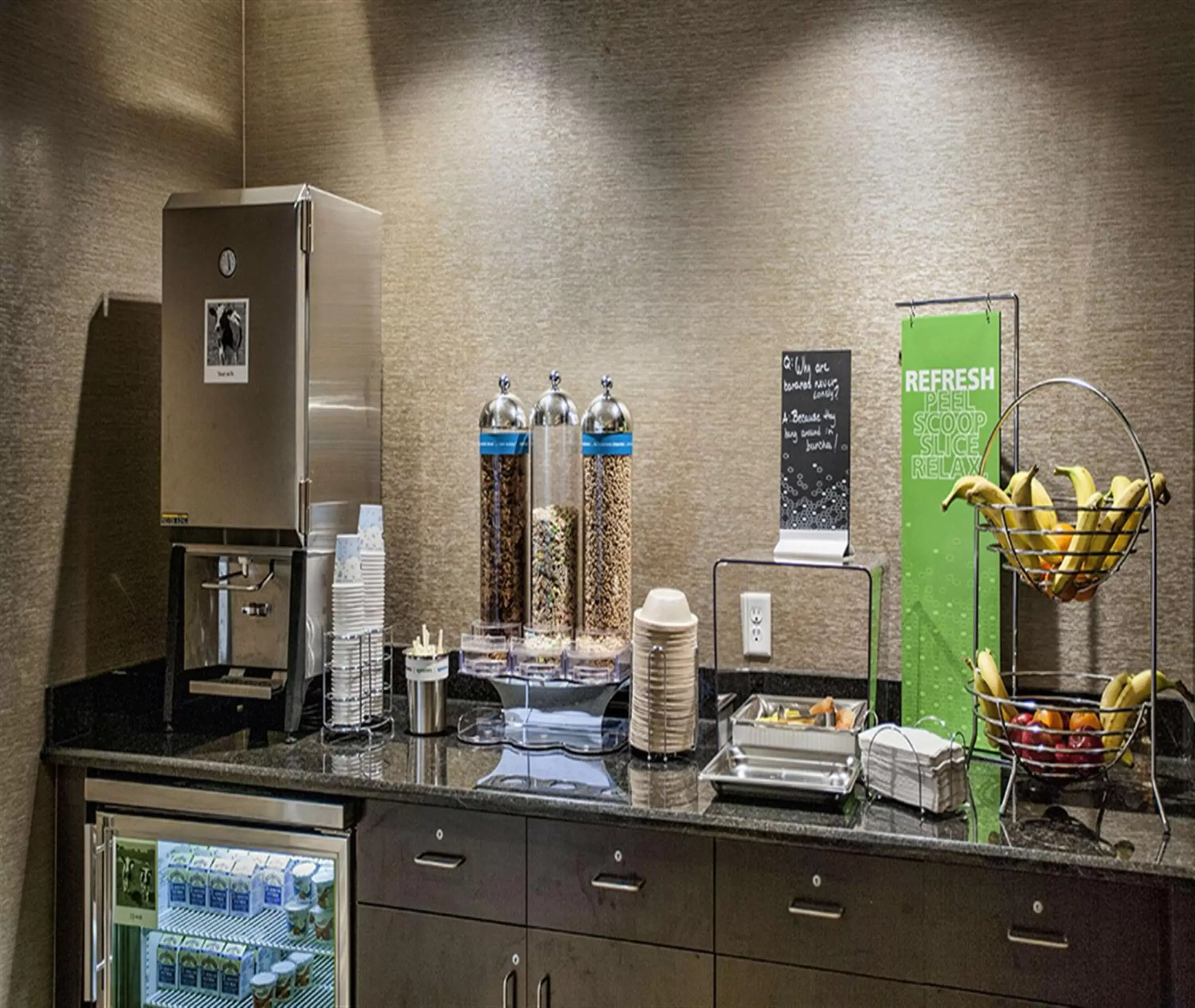 Dining area in Hampton Inn Hibbing