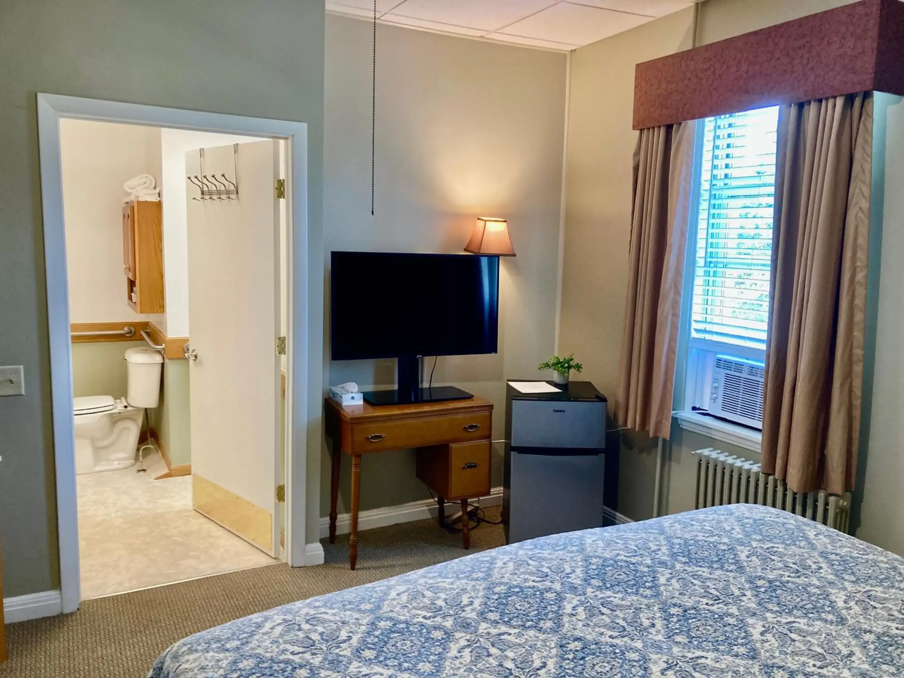 Bedroom, TV/Entertainment Center in Garden Grove Retreat & Lodging near Pictured Rocks, Fayette, Trails