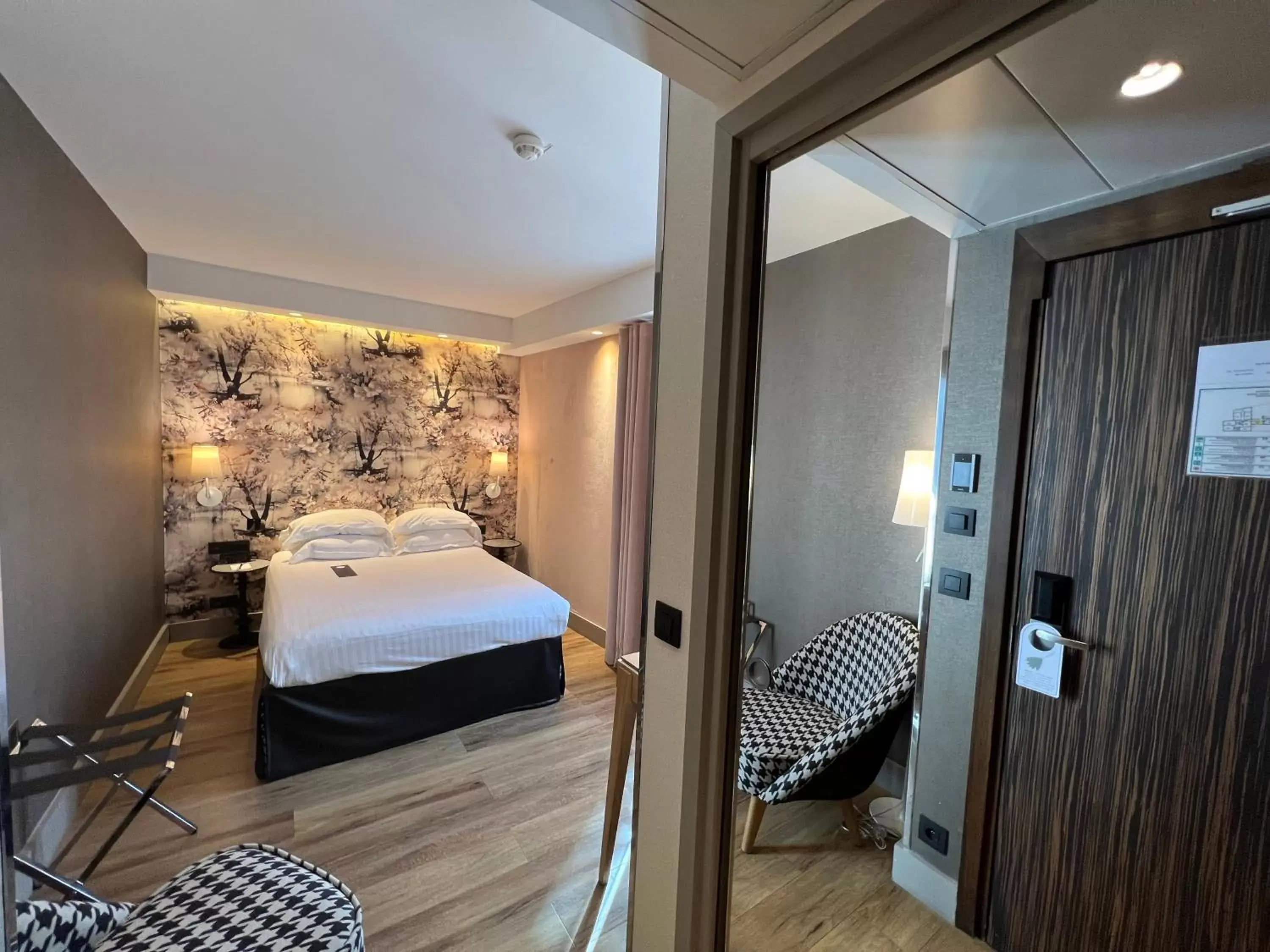Bed in Hotel Acanthe - Boulogne Billancourt