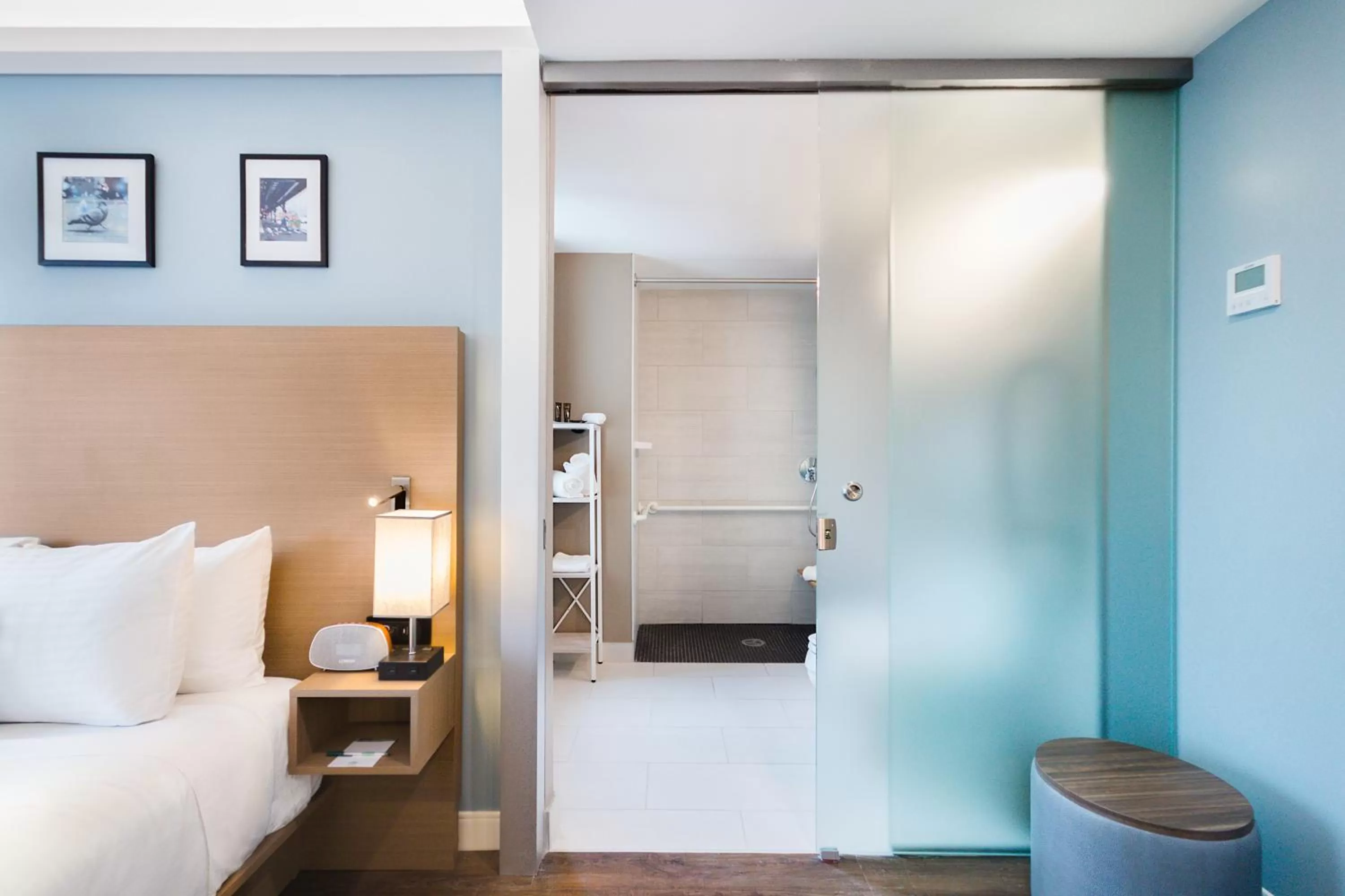 Deluxe Queen Room with Roll-in Shower - Mobility and Hearing Impaired Access/Non-Smoking in Wingate by Wyndham Bronx Haven Park