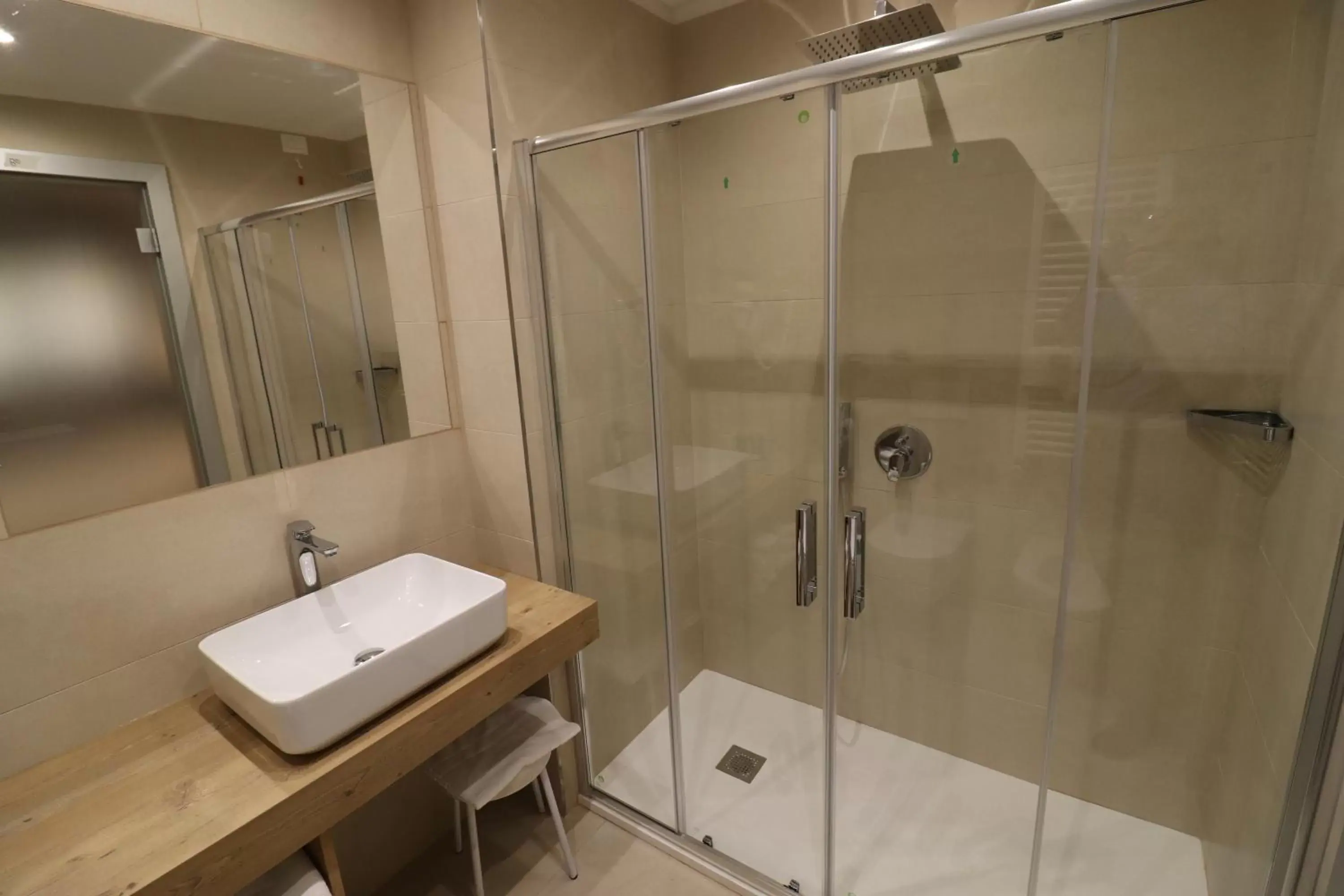 Shower, Bathroom in Hotel Domenichino