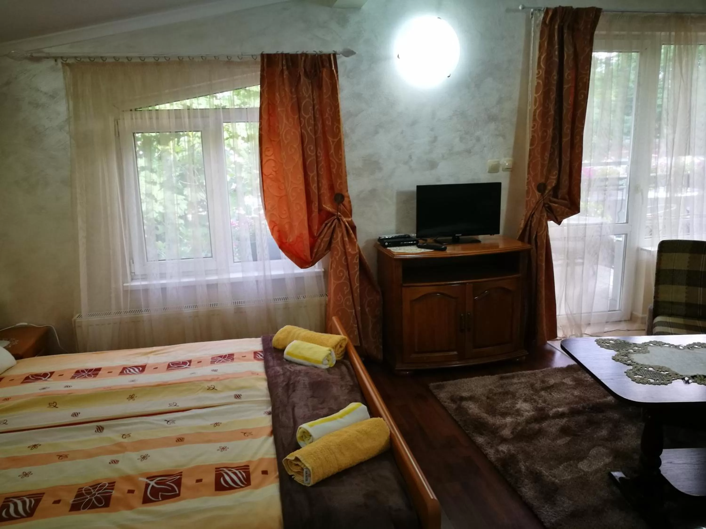 Communal lounge/ TV room in Hotel Paradise