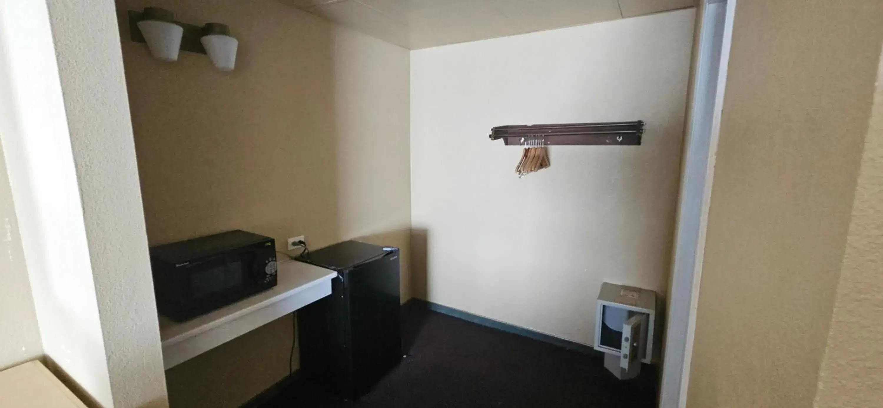 minibar, TV/Entertainment Center in Heritage Inn