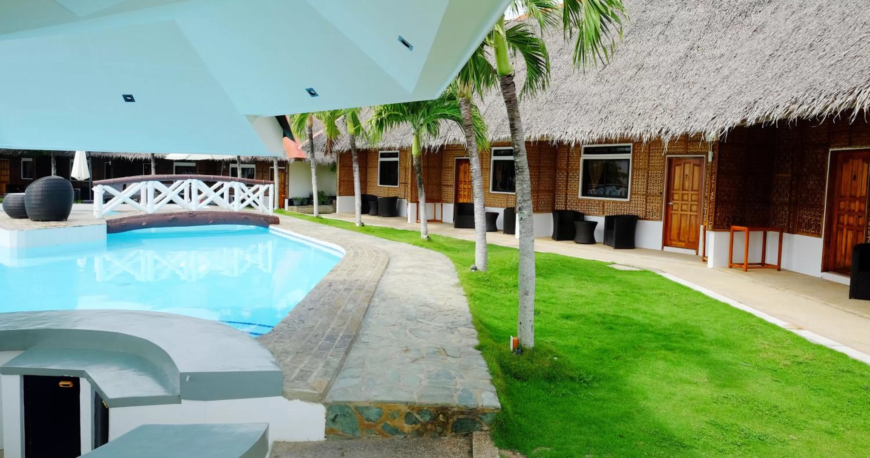 Swimming pool in Cliffside Resort