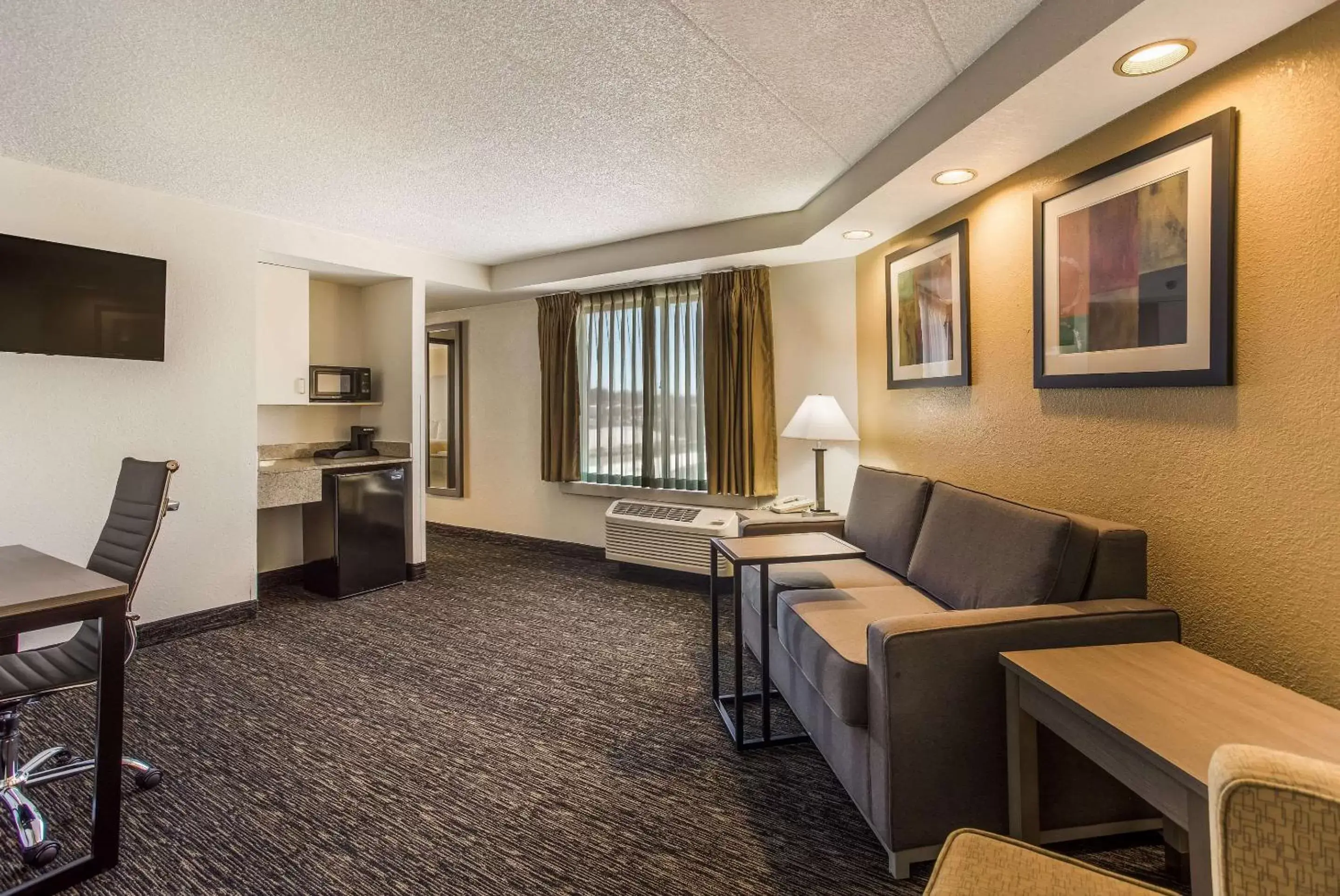 Bedroom, Seating Area in Quality Suites Milwaukee Airport