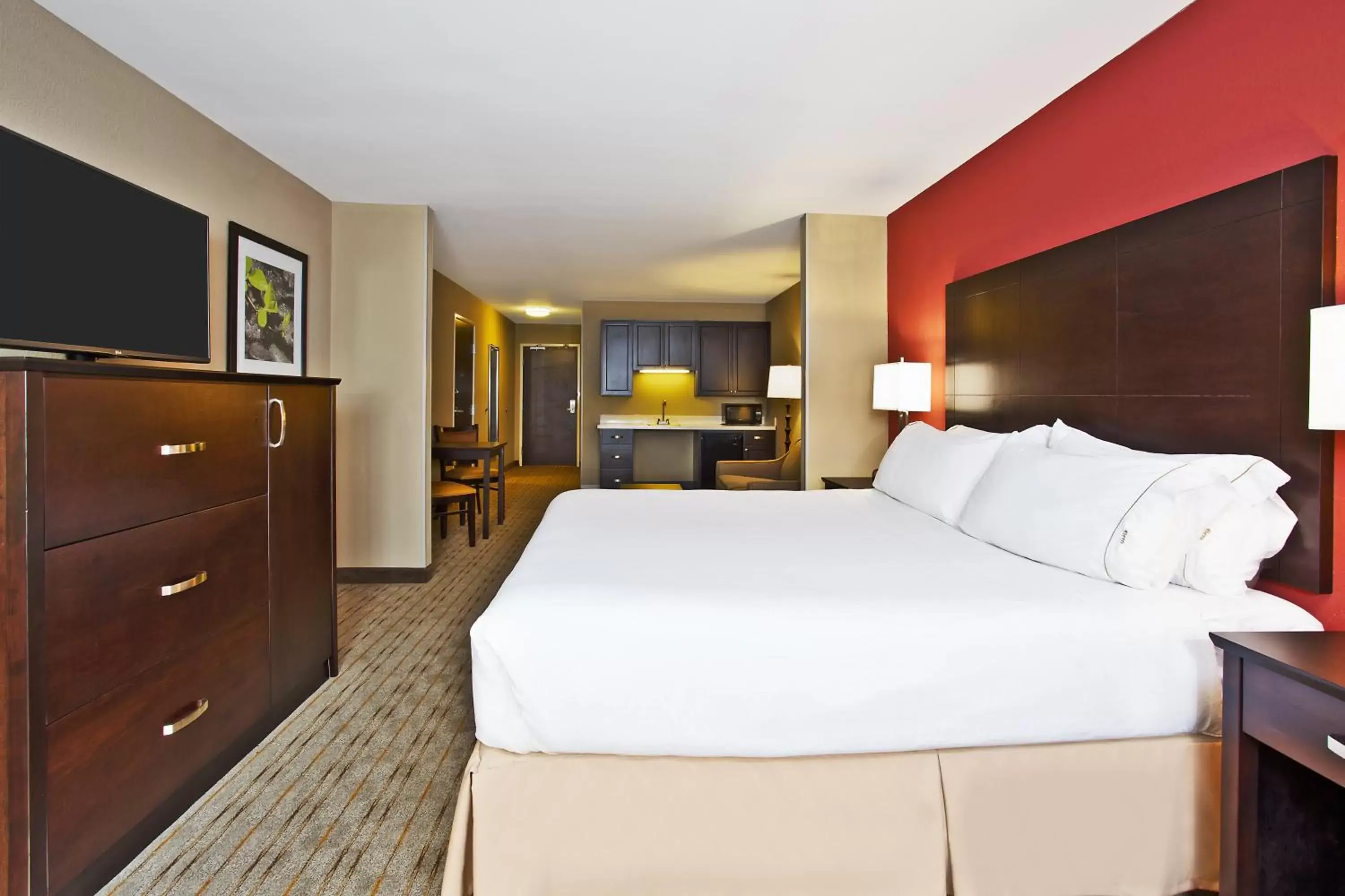 Photo of the whole room, Bed in Holiday Inn Express & Suites Springfield, an IHG Hotel
