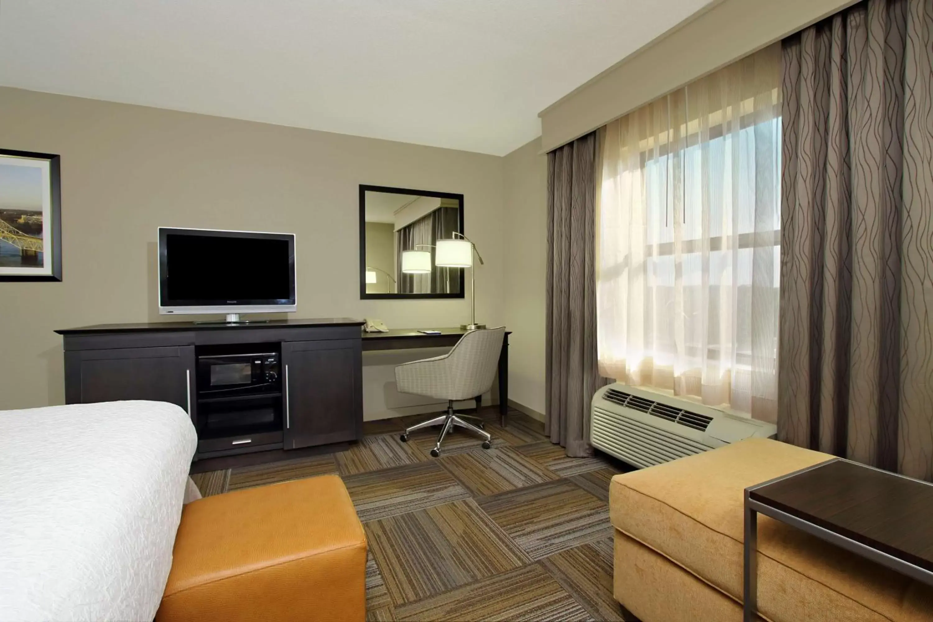 Bed, TV/Entertainment Center in Hampton Inn & Suites-Florence Downtown