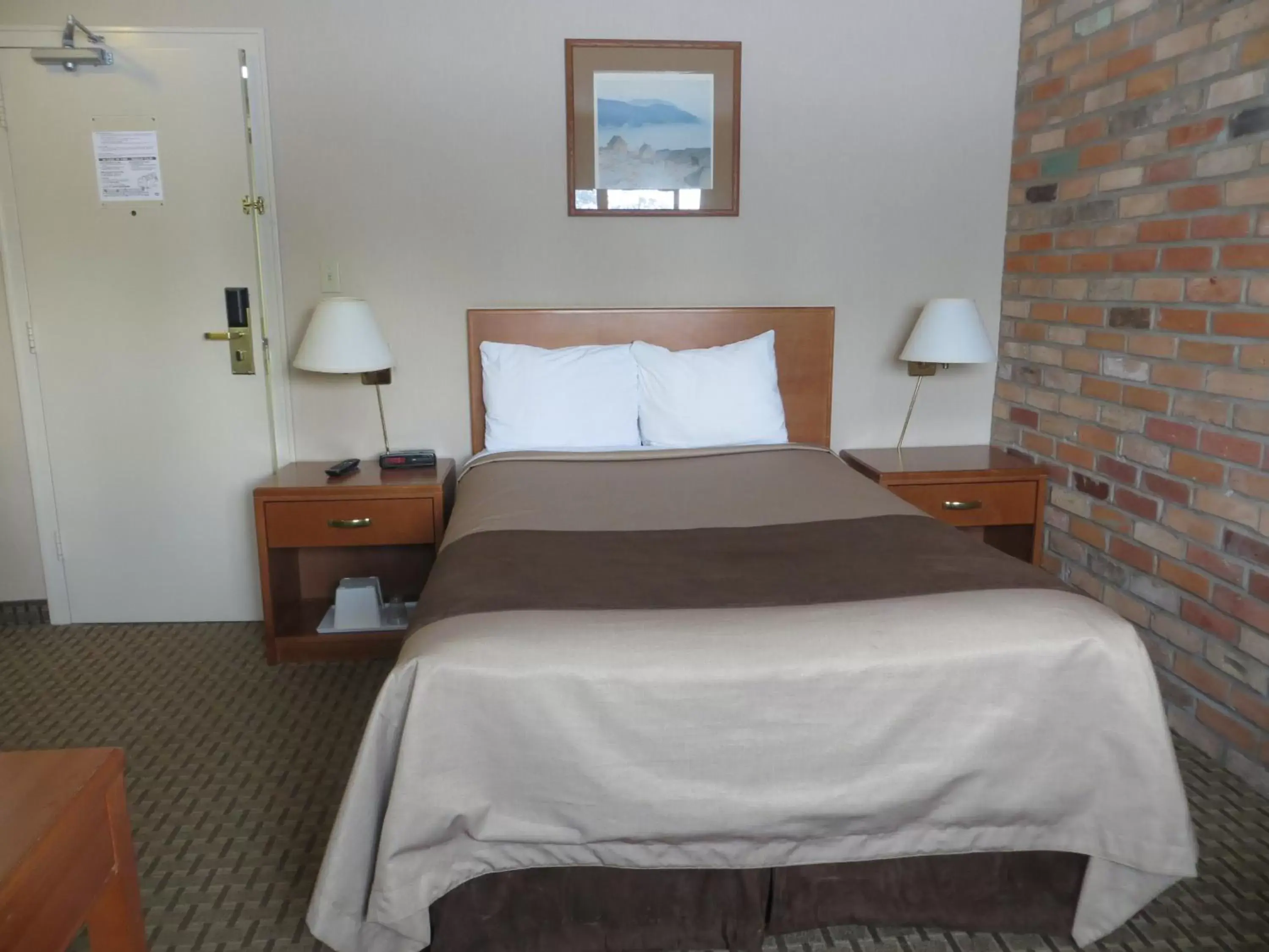 Bed in Travelodge by Wyndham Thunder Bay ON