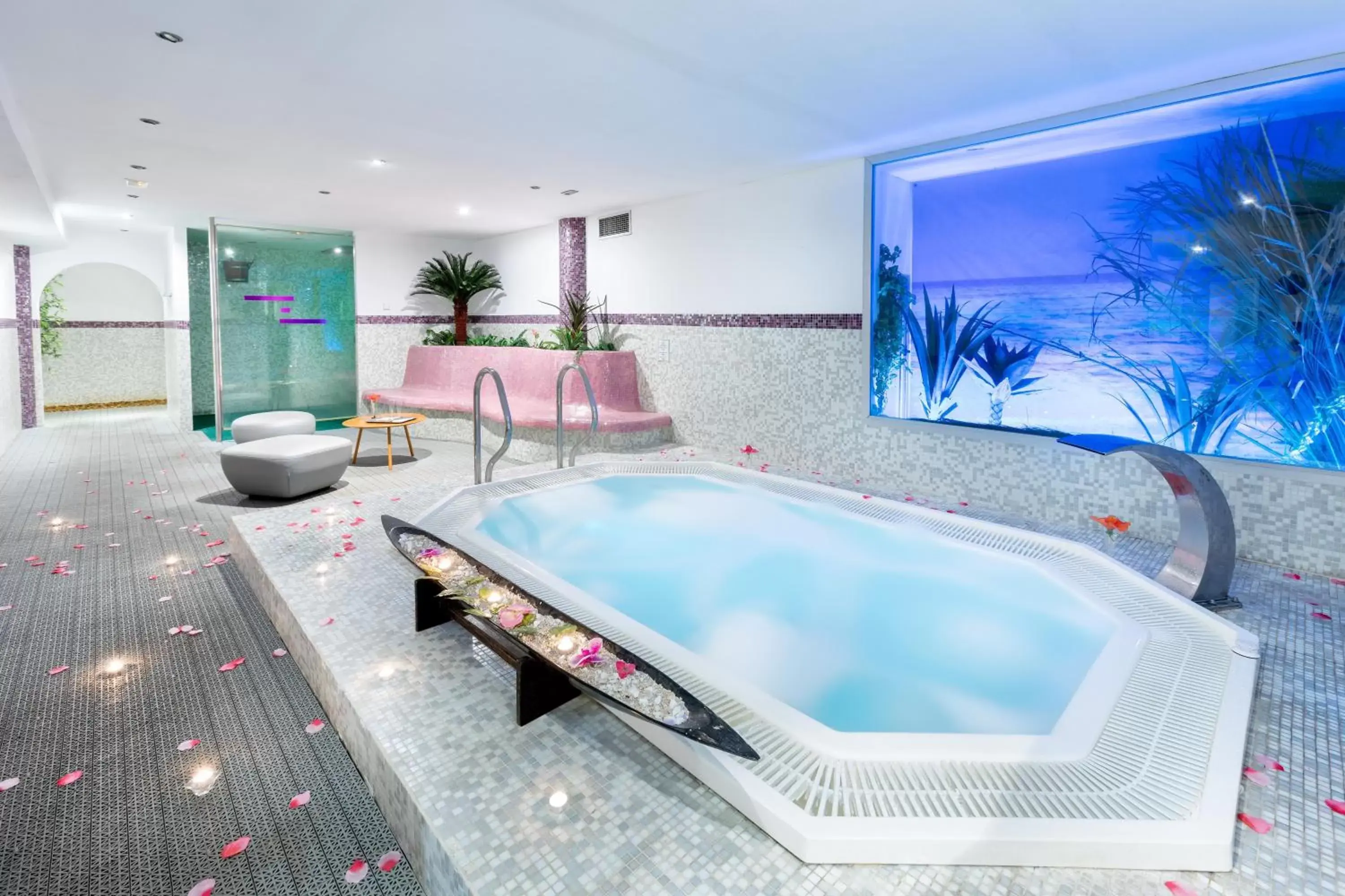 Hot Tub, Swimming Pool in Chatur Playa Real Resort