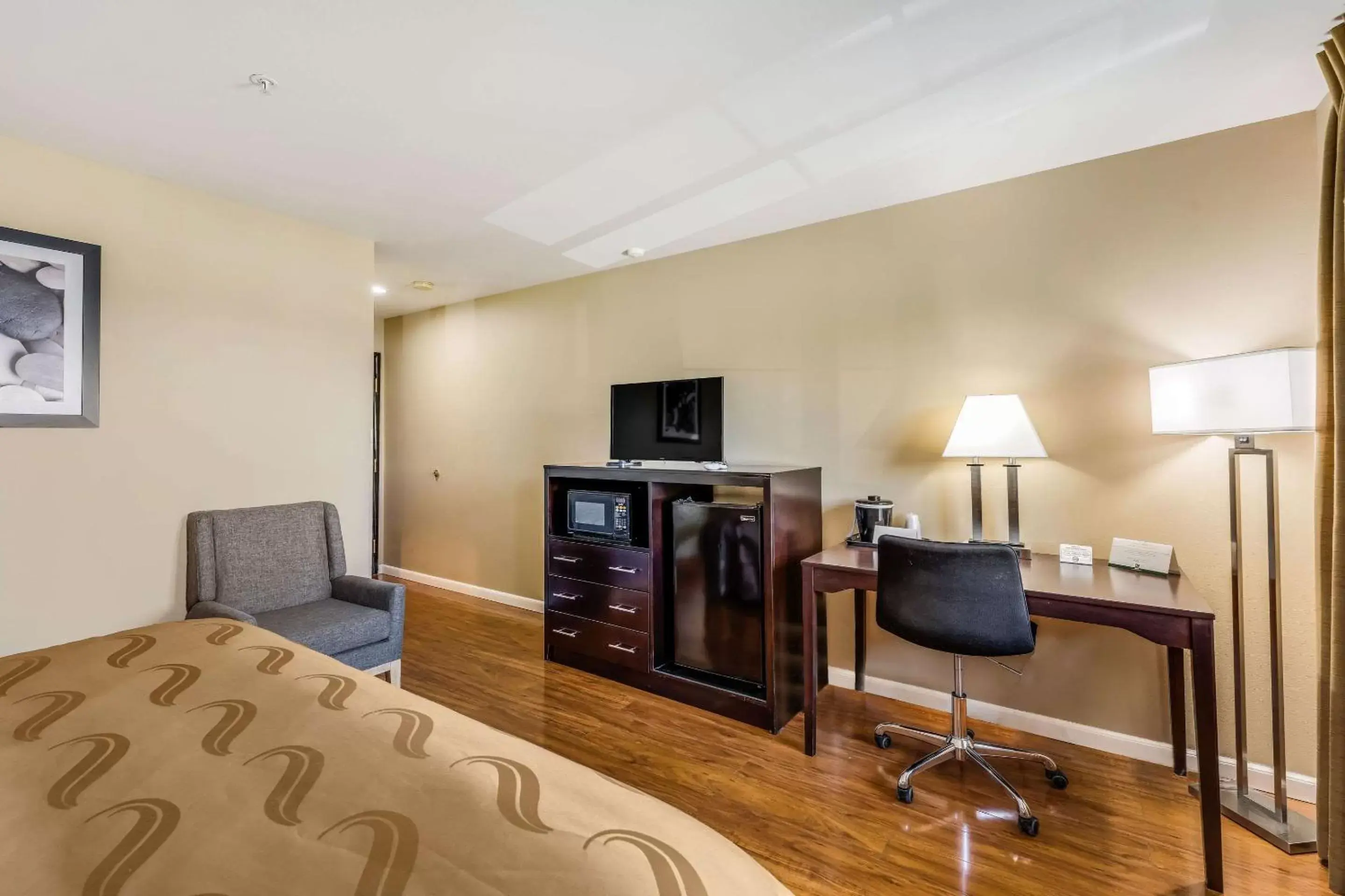 Photo of the whole room, TV/Entertainment Center in Quality Inn near Suncadia Resort