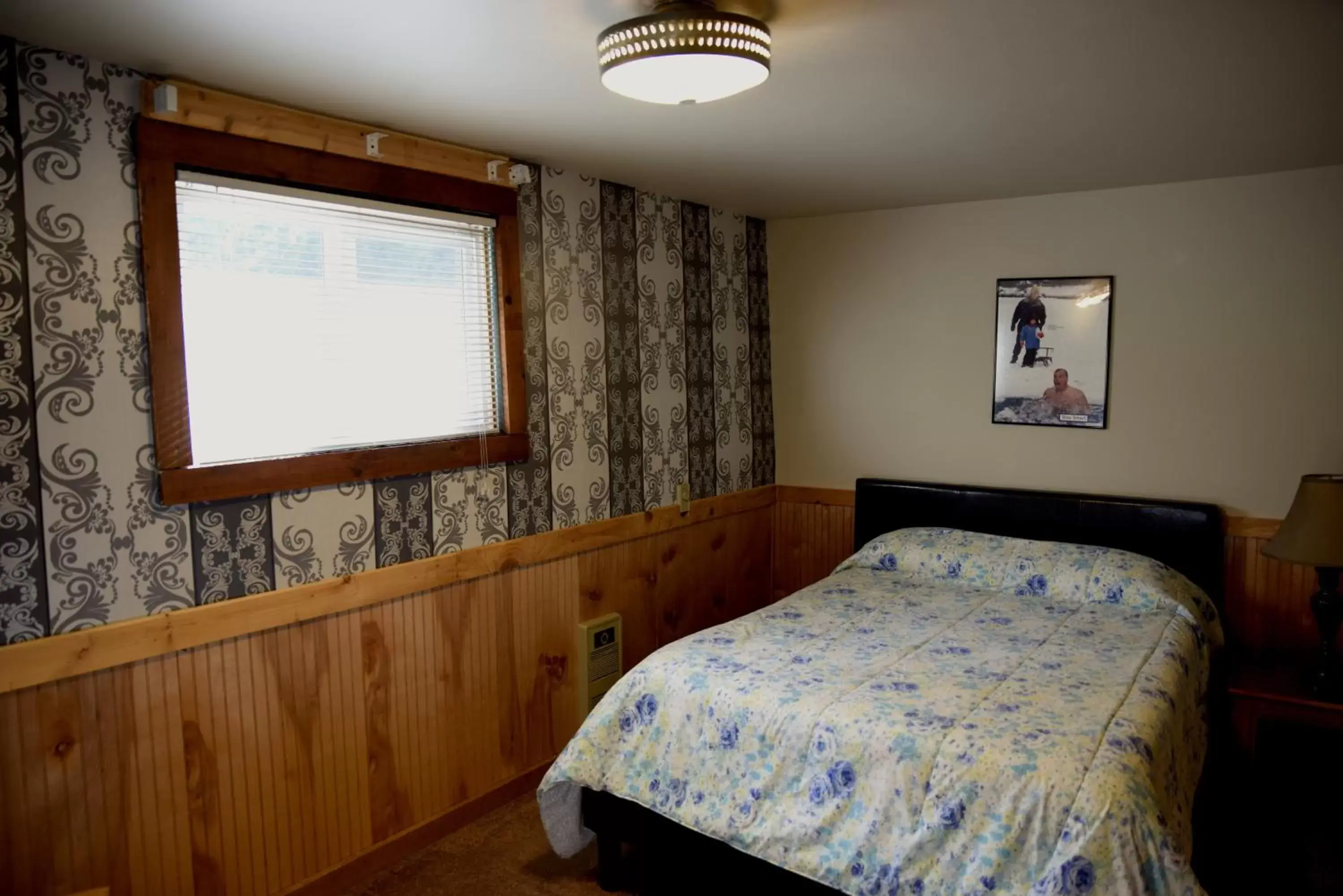 Bed in Gateway Inn & Cabins Bed in Gateway Inn & Cabins