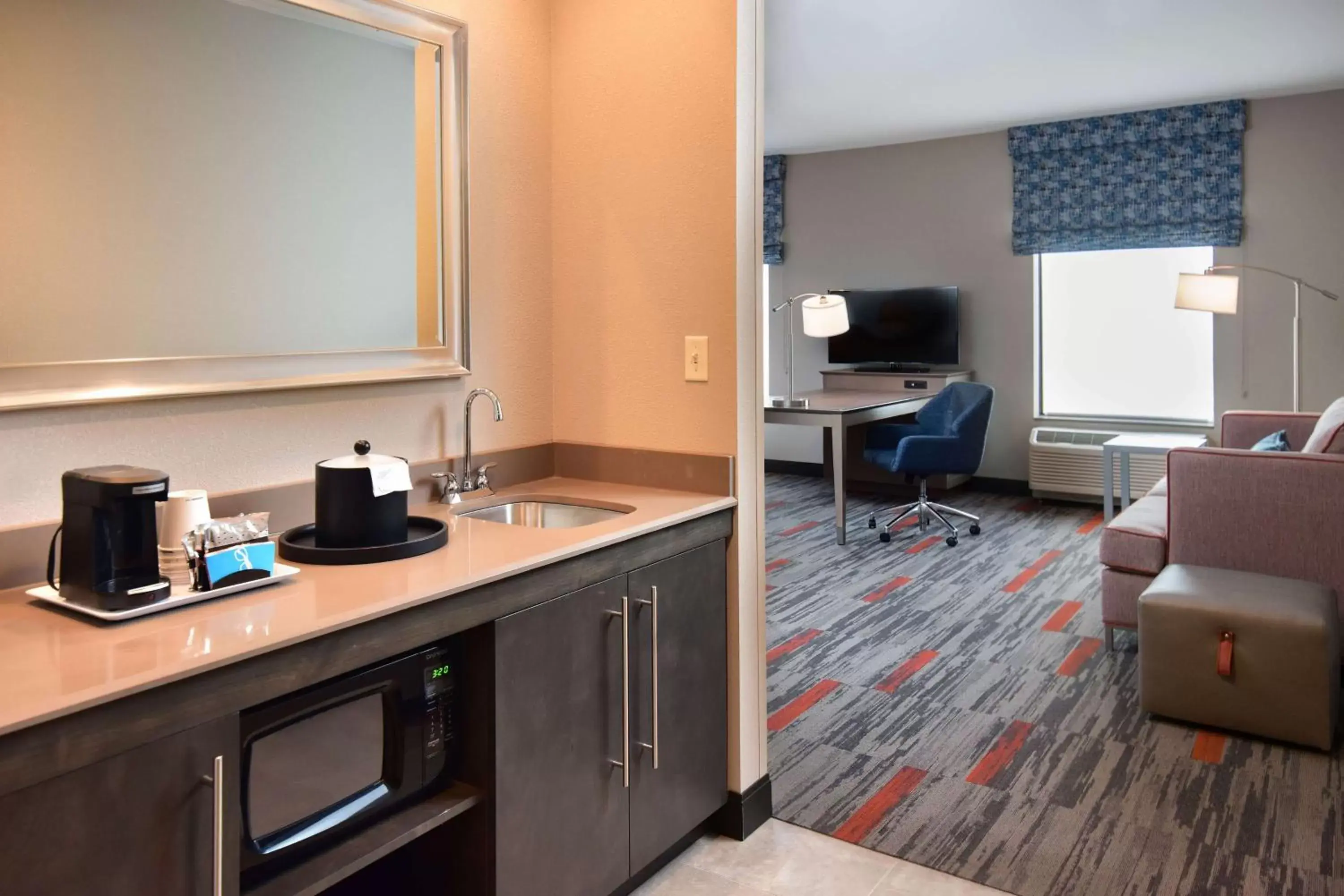 Bed, TV/Entertainment Center in Hampton Inn and Suites at Wisconsin Dells Lake Delton